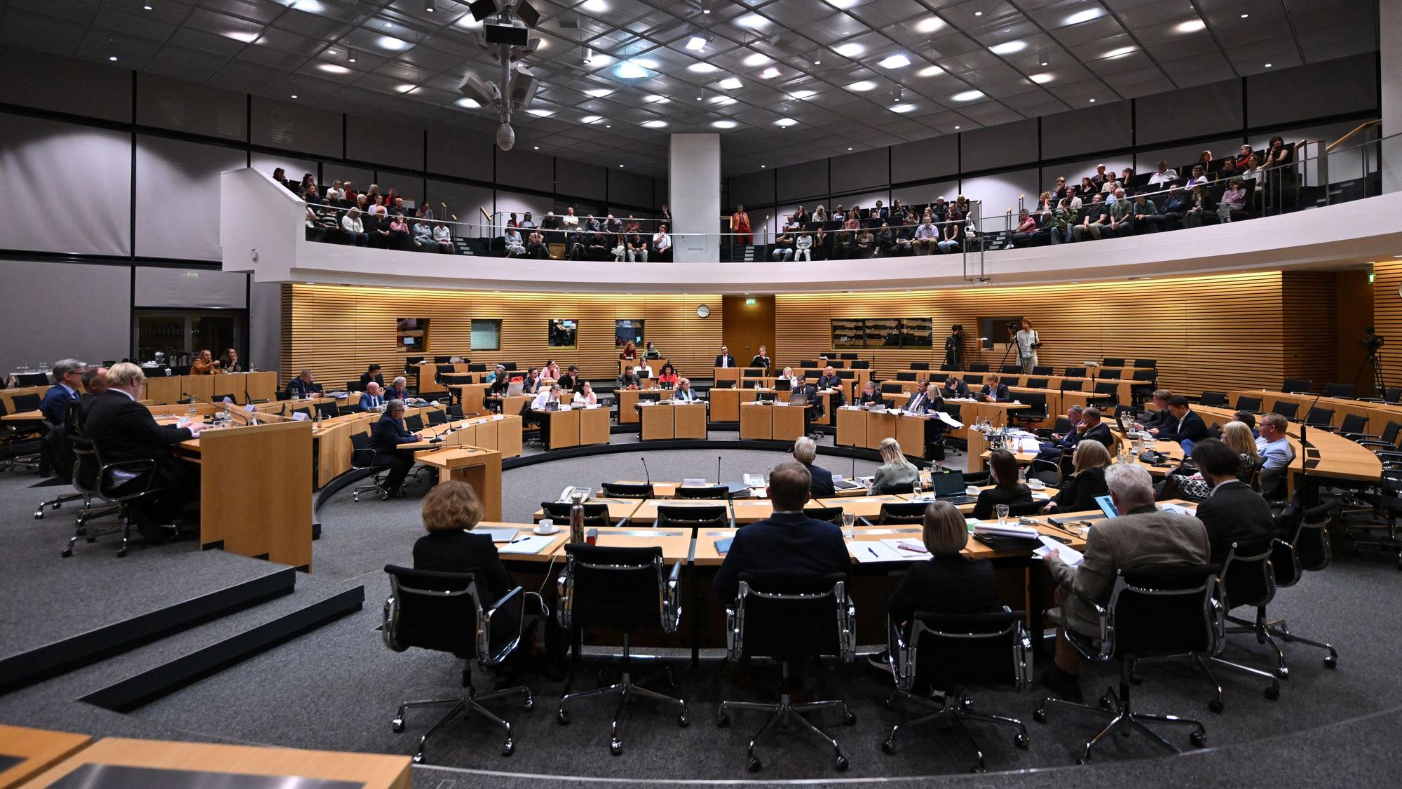 Der Plenarsaal des Thüringer Landtags während einer mündlichen Anhörung zu einem Parteiverbotsverfahren gegen die AfD auf Bundesebene mit Schauspieler Hape Kerkeling (Mitte, l).