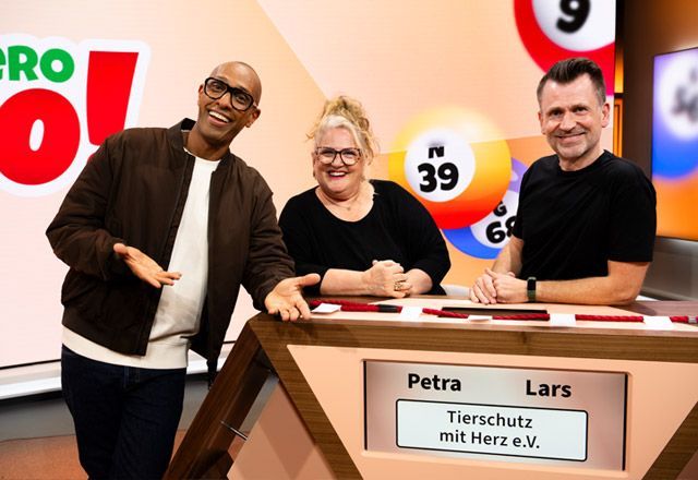 Bild aus der ersten „Local Hero Bingo!-Show“: Petra und Lars stehen mit Moderator Amiaz
Habtu am Spielpult.