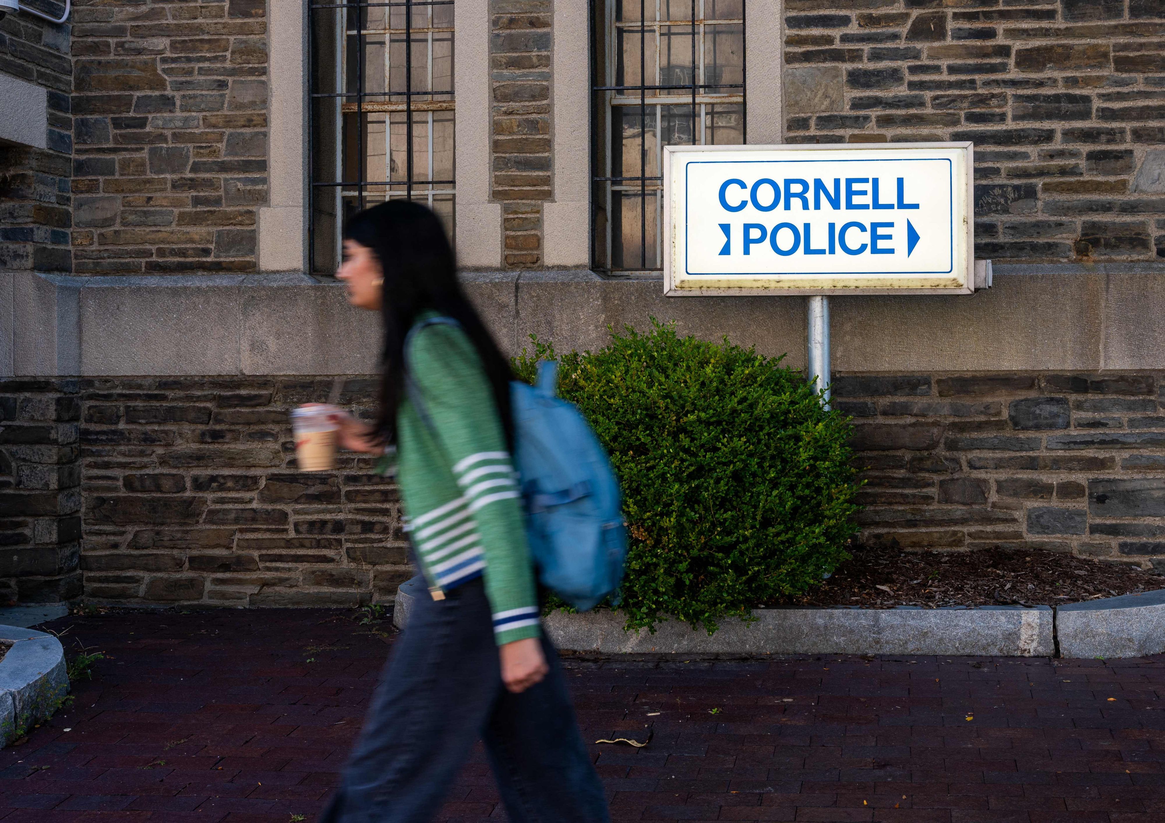 Eine Studierende läuft am Hauptquartier der Universitätspolizei der Cornell University vorbei. (Archivbild)