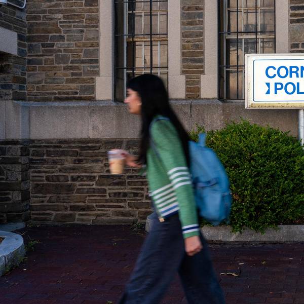 Eine Studierende läuft am Hauptquartier der Universitätspolizei der Cornell University vorbei. (Archivbild)
