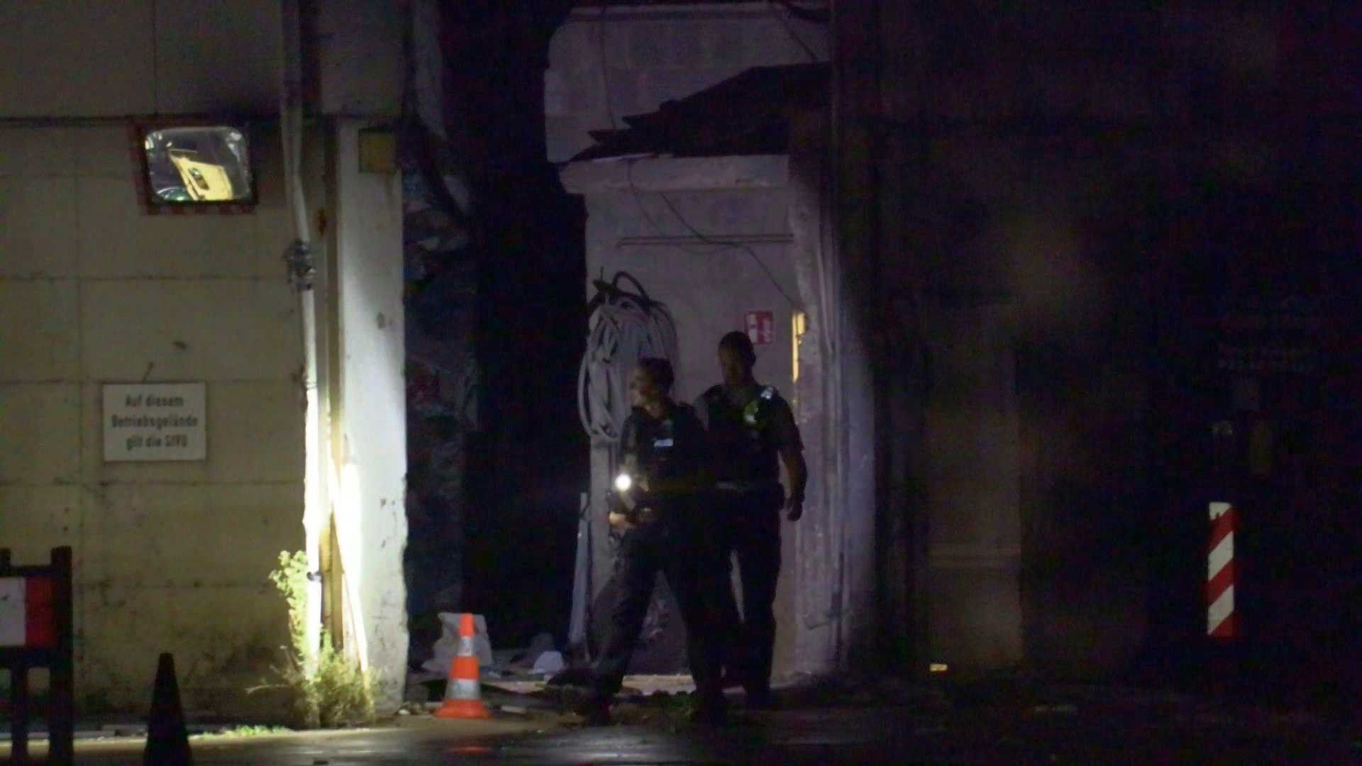Polizisten durchsuchen einen Recyclinghof in Weilerswist nach Spuren zu einer vermissten 46-jährigen Frau aus Euskirchen.