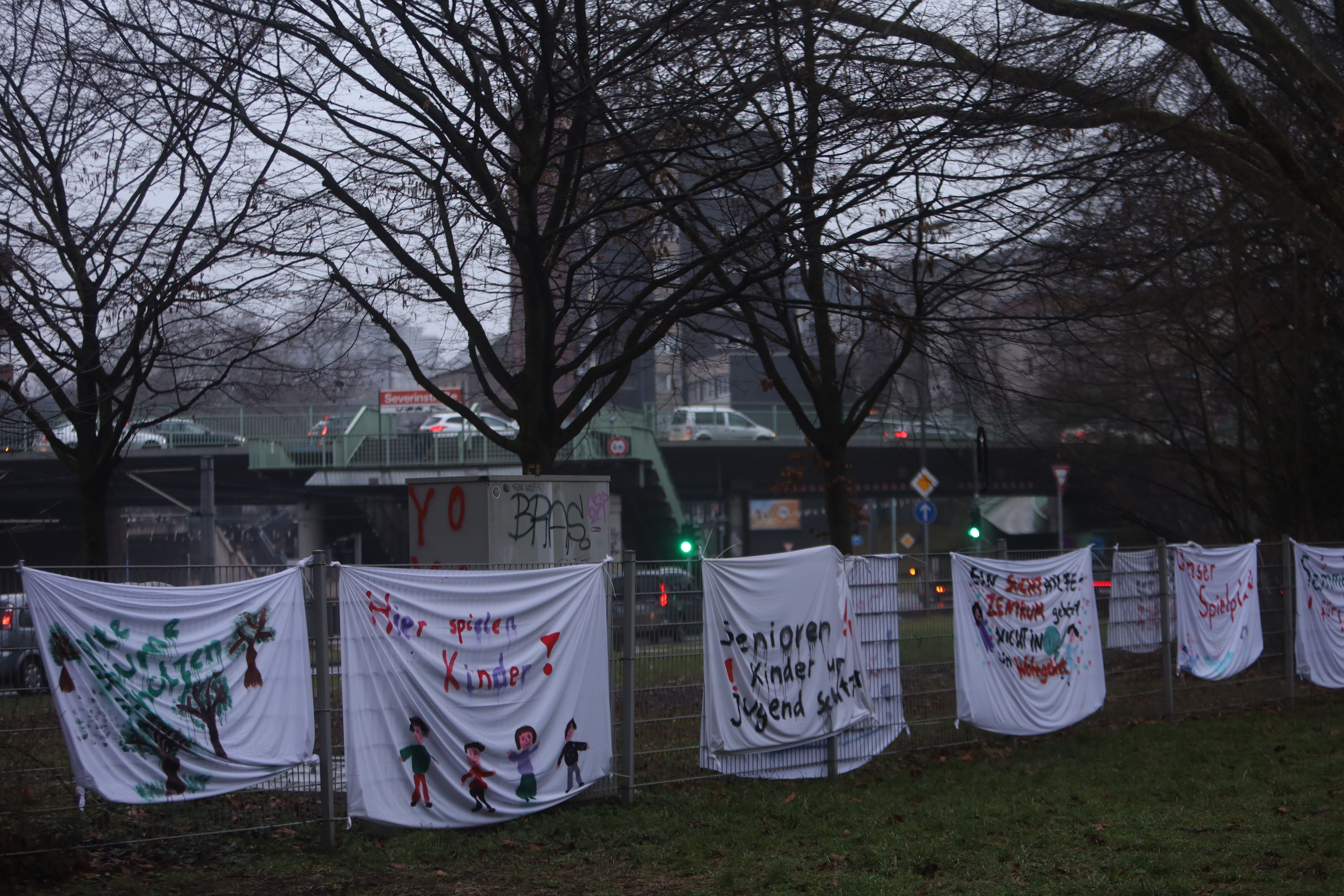 14.01.2026, Köln: Ein Veedel Steht Kopf: Das erste Kölner Suchthilfezentrum (SHZ), auch als Drogenkonsumraum bezeichnet, soll auf einer Fläche am Perlengraben/Wilhelm-Hoßdorf-Straße entstehen. Dort befinde sich eine kleine Wiese zwischen den beiden Straßen. Foto: Arton Krasniqi