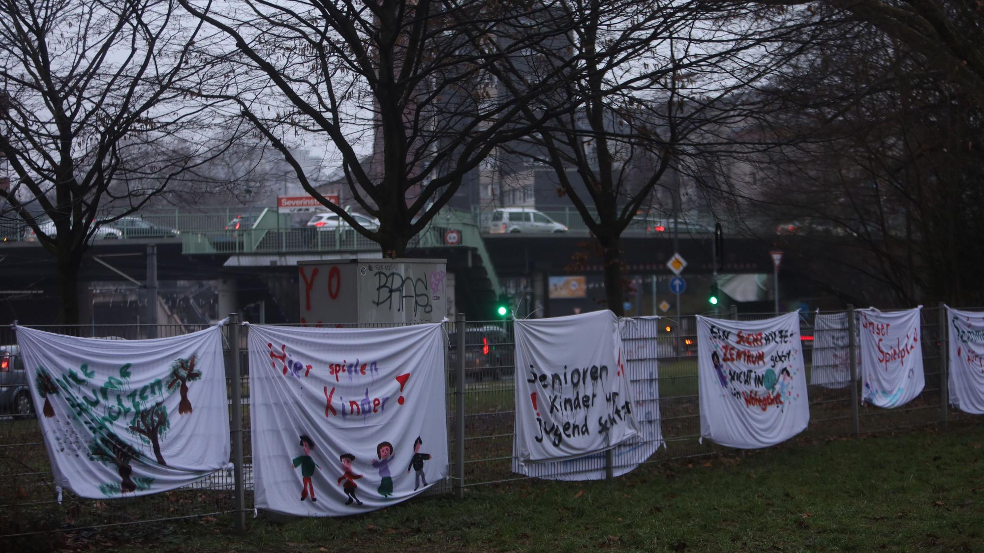14.01.2026, Köln: Ein Veedel Steht Kopf: Das erste Kölner Suchthilfezentrum (SHZ), auch als Drogenkonsumraum bezeichnet, soll auf einer Fläche am Perlengraben/Wilhelm-Hoßdorf-Straße entstehen. Dort befinde sich eine kleine Wiese zwischen den beiden Straßen. Foto: Arton Krasniqi