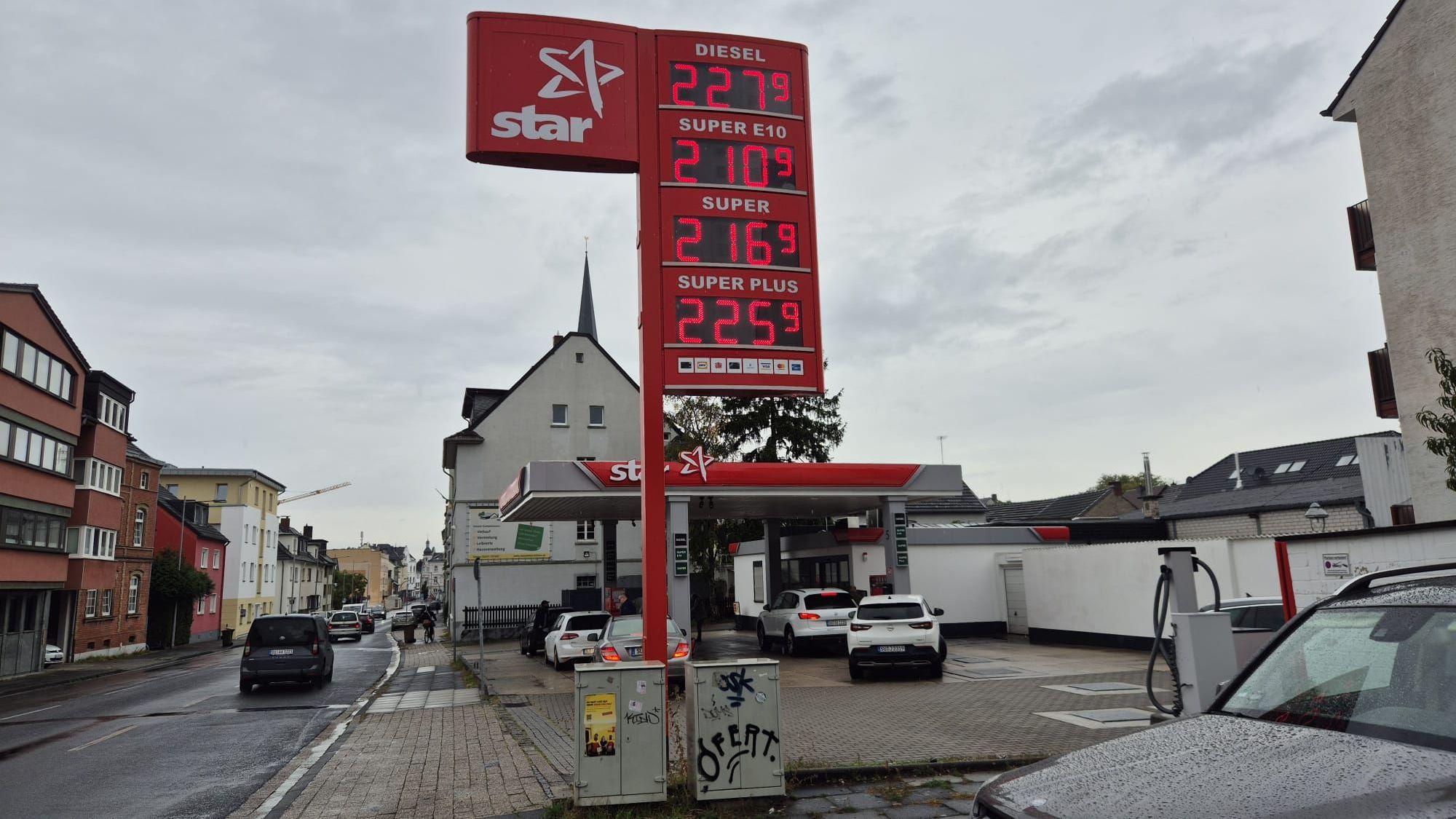 Blick auf die Star-Tankstelle in Siegburg am Donnerstag (1. Oktober) zum Start des Tankrabatts.