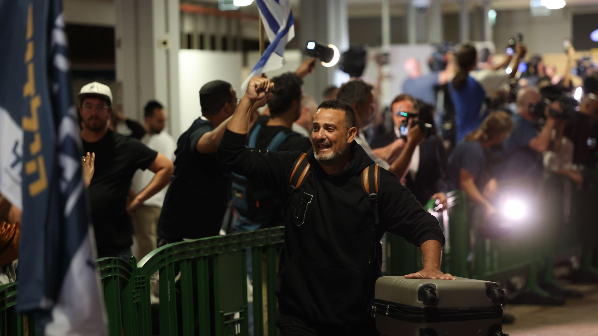30.09.2026, Israel, Tel Aviv: Israelische Passagiere, die sich an Bord eines FlyDubai-Flugzeugs befunden hatten, das in Saudi-Arabien notgelandet war, treffen am internationalen Flughafen Ben Gurion ein. Foto: Jamal Awad/dpa +++ dpa-Bildfunk +++