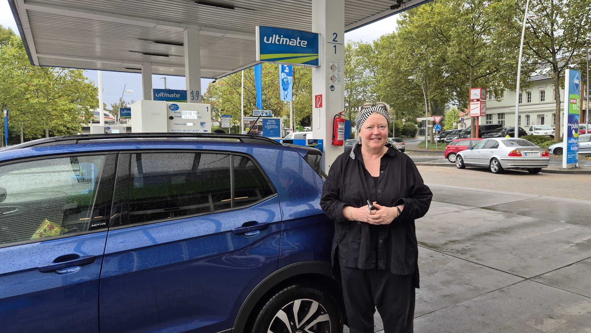 Frau Nussbaumer an der Aral-Tankstelle in Siegburg.