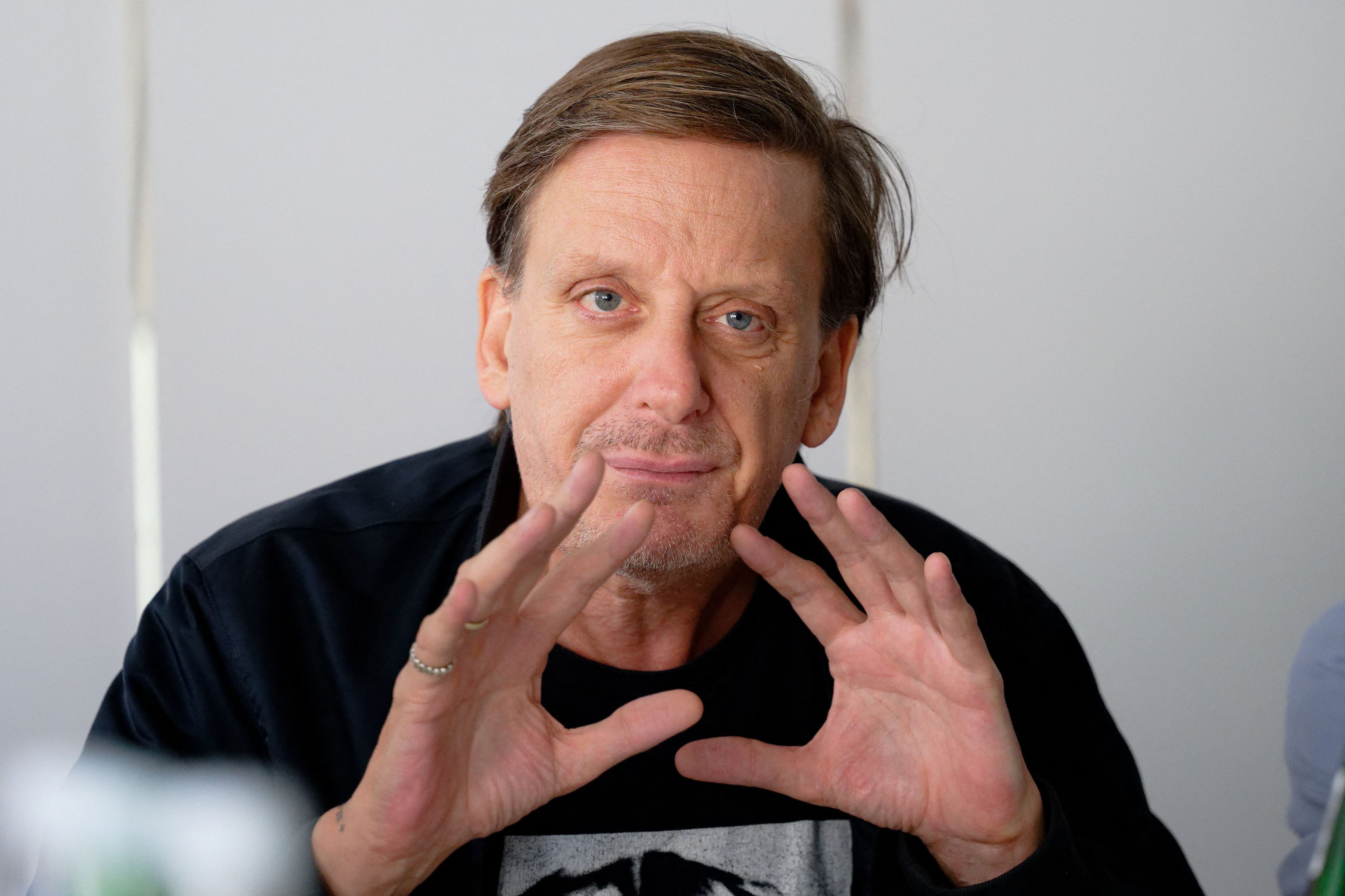 24.09.2026, Nordrhein-Westfalen, Köln: Kay Voges, Intendant des Schauspiels Köln, spricht bei einem Pressegespräch zu möglichen technischen Problemen kurz vor der Wiedereröffnung der Oper in Köln. Foto: Henning Kaiser/dpa +++ dpa-Bildfunk +++