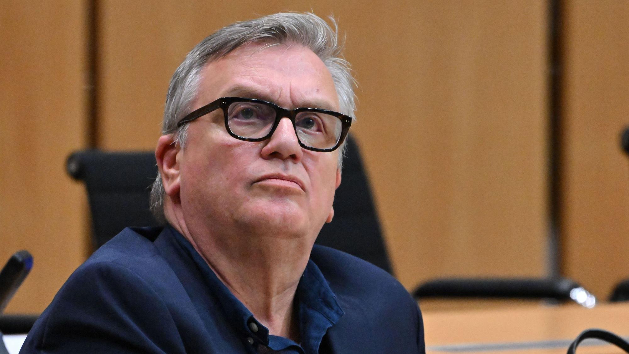 Der Entertainer Hape Kerkeling sitzt während einer mündlichen Anhörung zu einem Parteiverbotsverfahren gegen die AfD auf Bundesebene im Plenarsaal des Thüringer Landtags. (Archivbild)