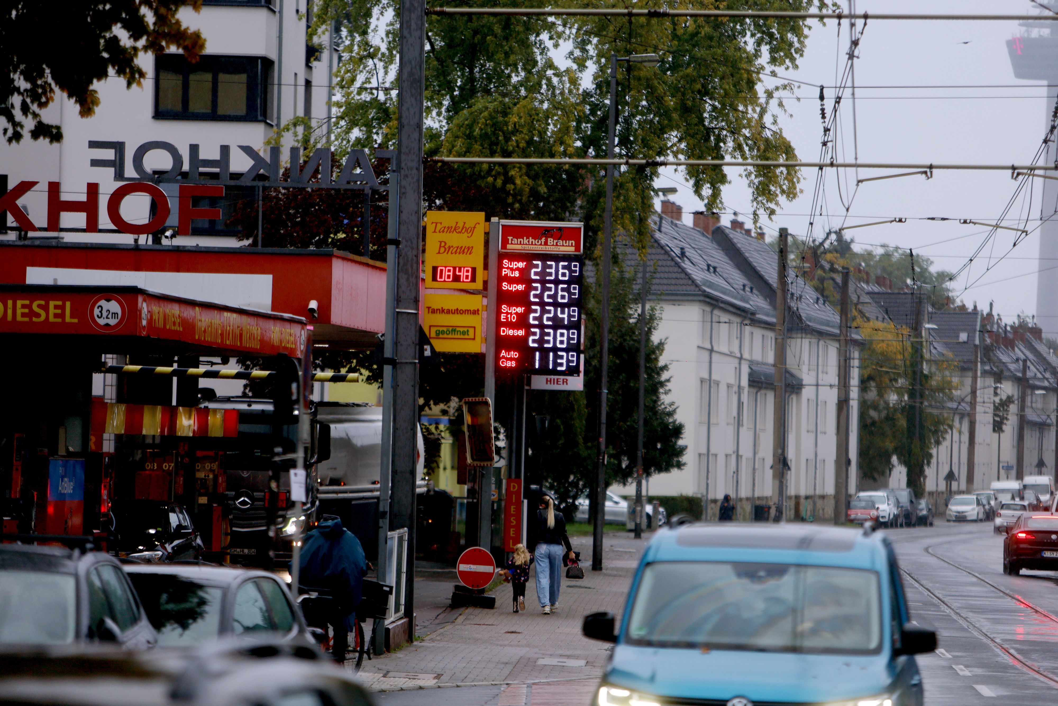 Die Tankstelle Tankhof Braun an der Iltisstraße hat am 1. Oktober noch Preise über 2 Euro.