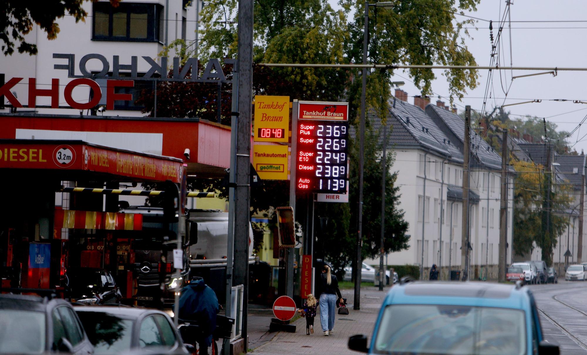 Die Tankstelle Tankhof Braun an der Iltisstraße hat am 1. Oktober noch Preise über 2 Euro.