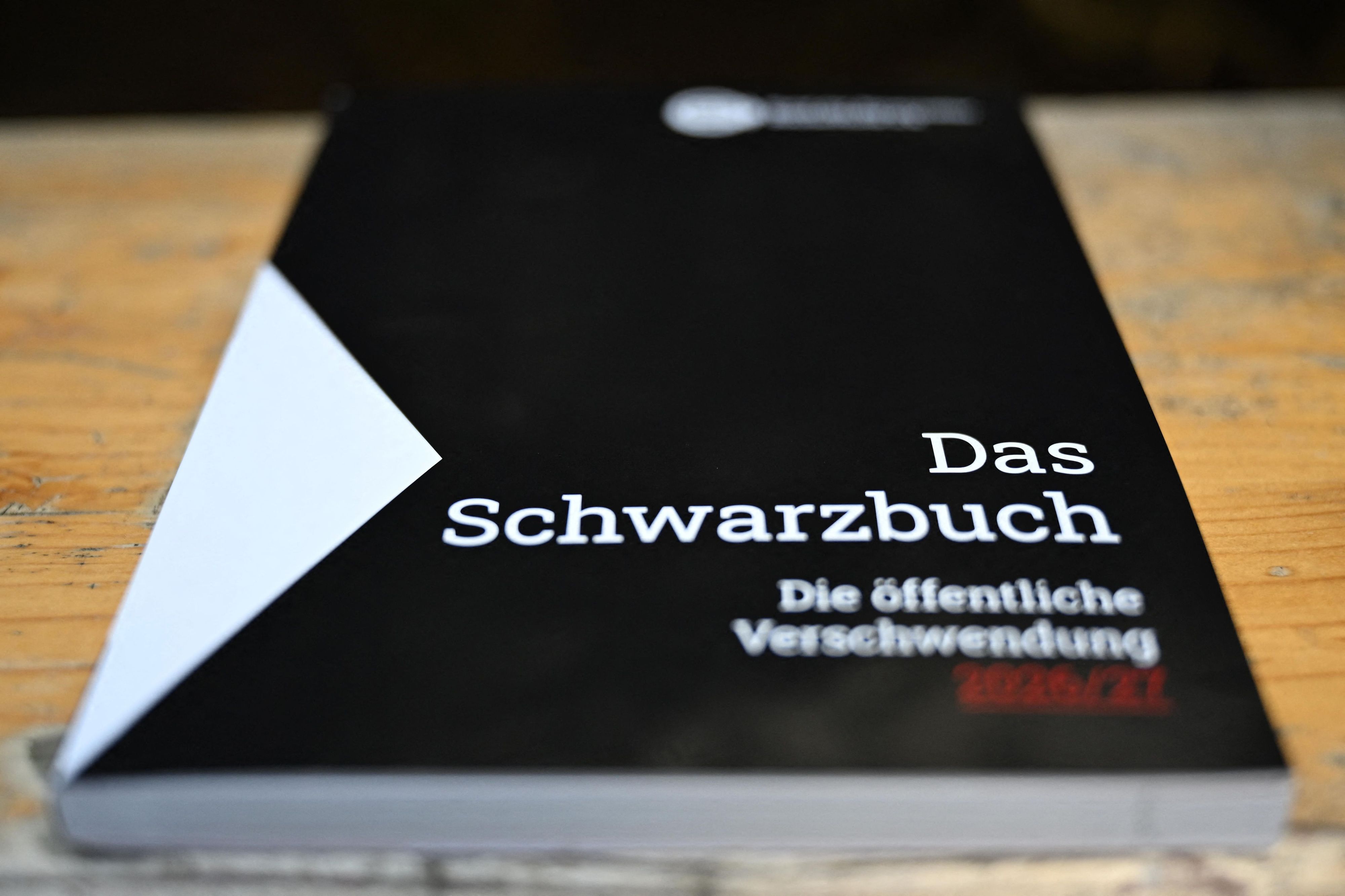 Das „Schwarzbuch 2025/26“ vom Bund der Steuerzahler. Das Schwarzbuch listet Beispiele auf, wo aus Sicht des Steuerzahlerbunds Steuergelder verschwendet wurden.