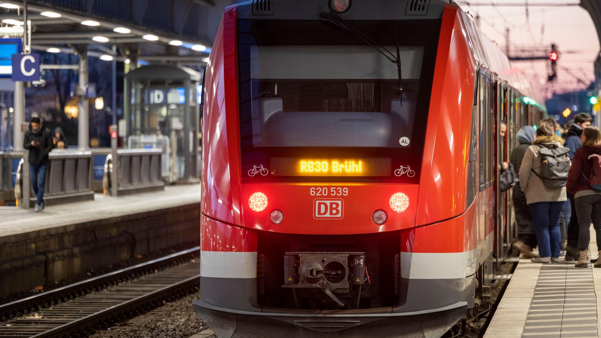 Reisende steigen auf einem Bahnsteig im Bonner Hauptbahnhof (Archivfoto).