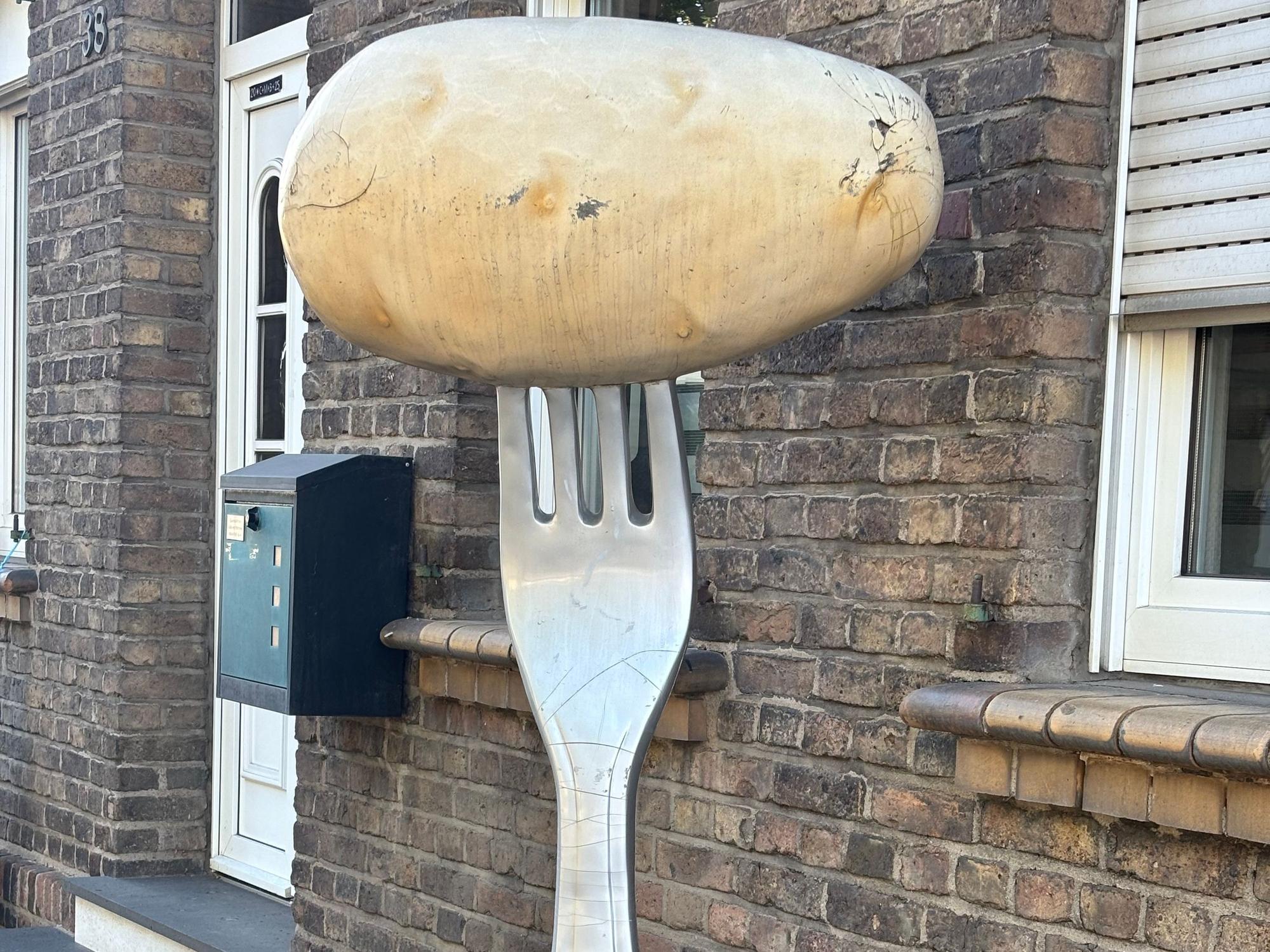 Die Kartoffel-Statue ist das Markenzeichen der Fritzens.