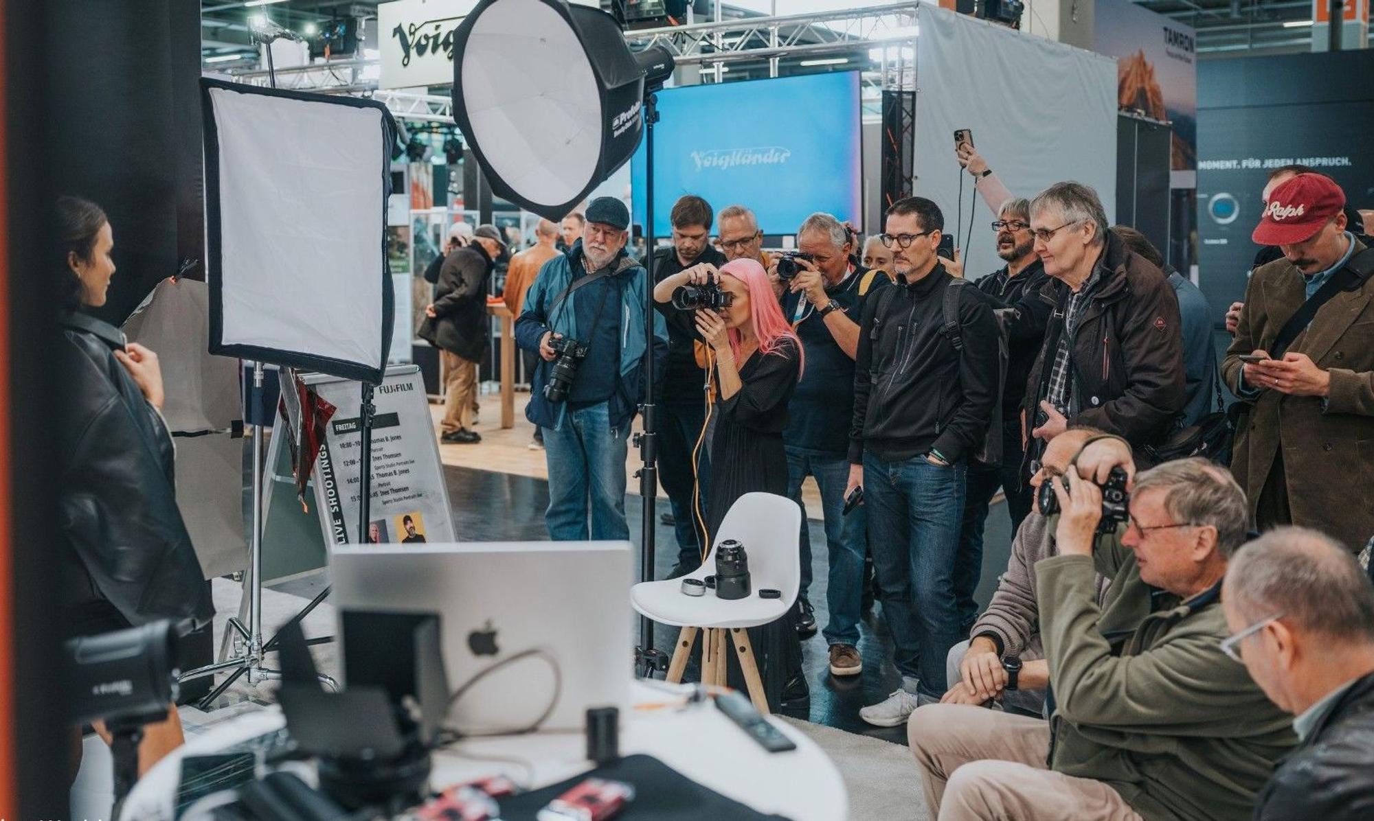 Fotografen sind zu sehen, sie haben ein Model im Blick, dass aber nur am Rand zu sehen ist.