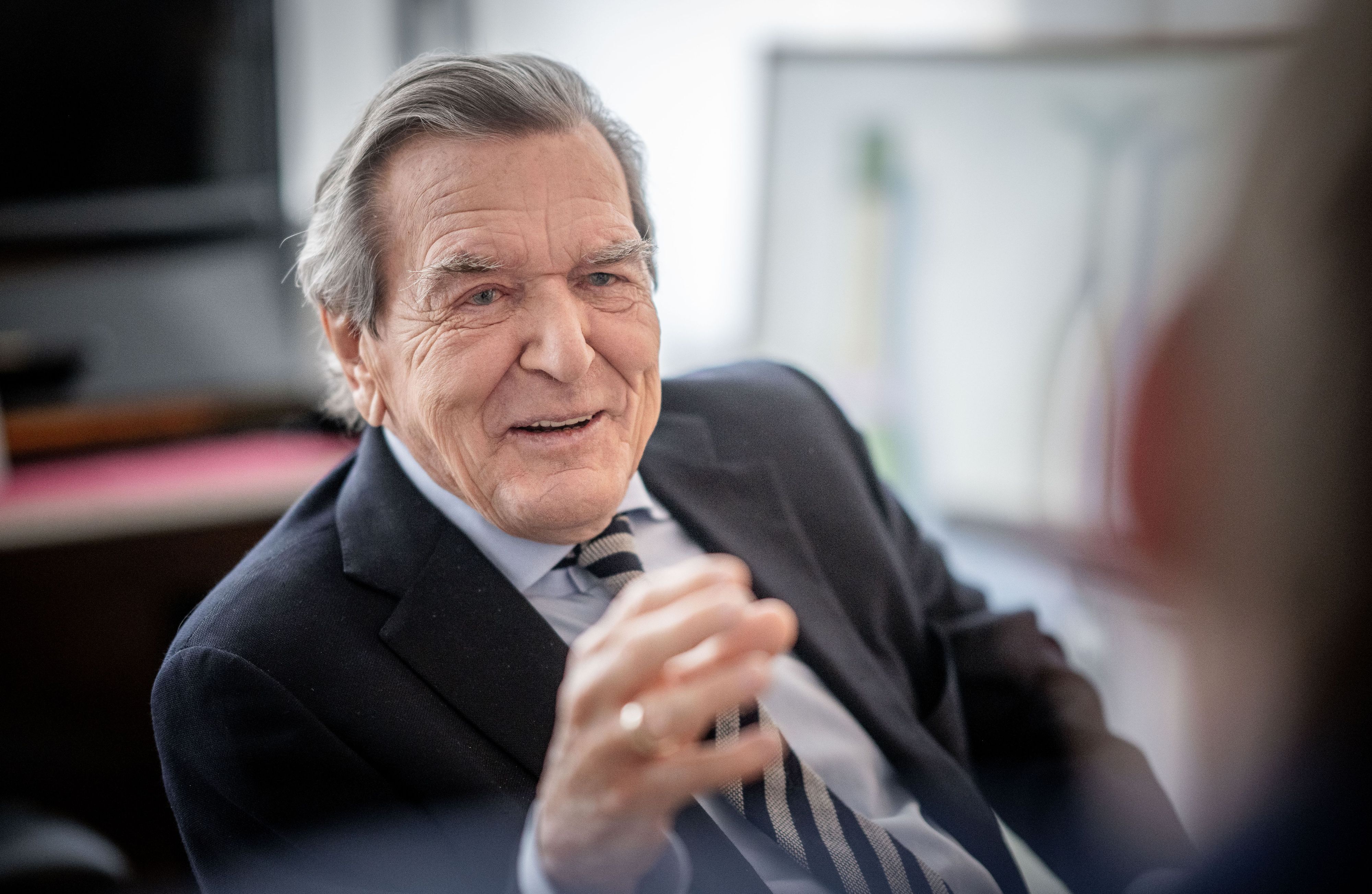 Gerhard Schröder (SPD), Bundeskanzler von 1998 bis 2005, aufgenommen in seiner Kanzlei. (Archivbild)