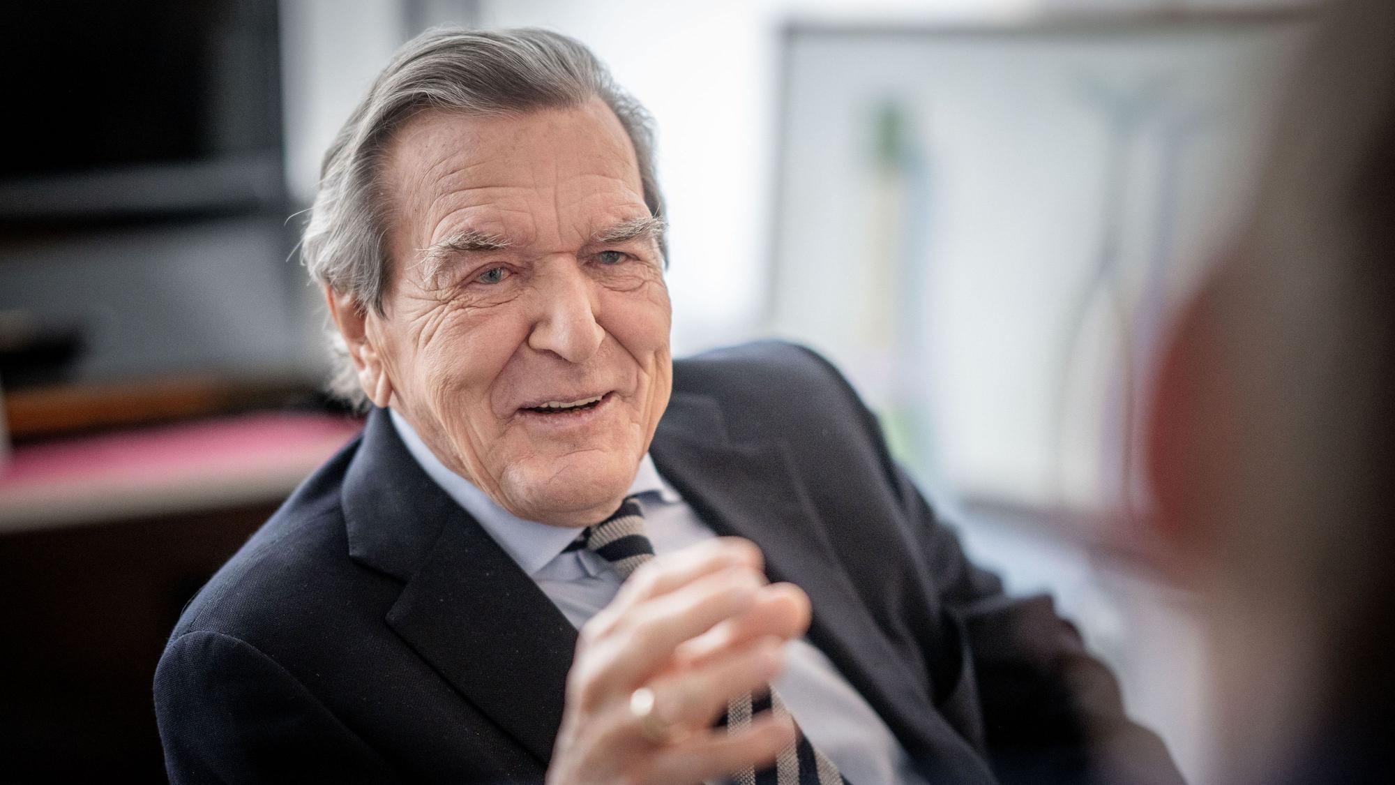 Gerhard Schröder (SPD), Bundeskanzler von 1998 bis 2005, aufgenommen in seiner Kanzlei. (Archivbild)