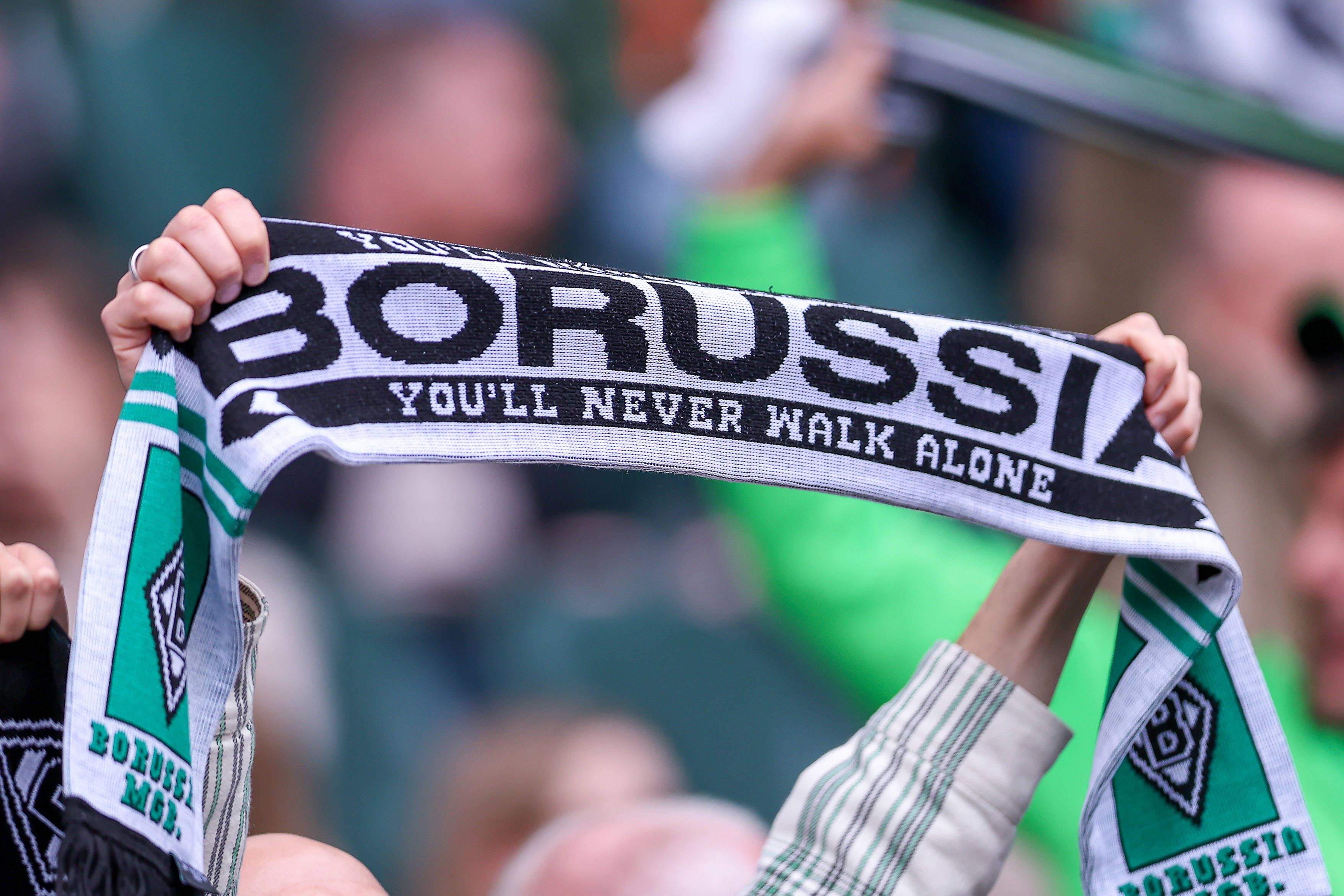 Bei Überfällen auf Fans von Borussia Mönchengladbach forderten die Täter auch die Herausgabe von Fanschals. (Archivbild)