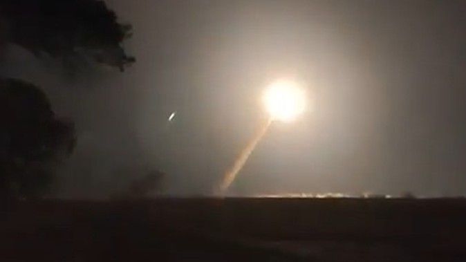 Ein Screenshot aus einem vom ukrainischen Staatschef Wolodymyr Selenskyj veröffentlichten Video soll den Start einer FP-7-Rakete zeigen. Die Ukraine greift weiterhin russische Ziele an.