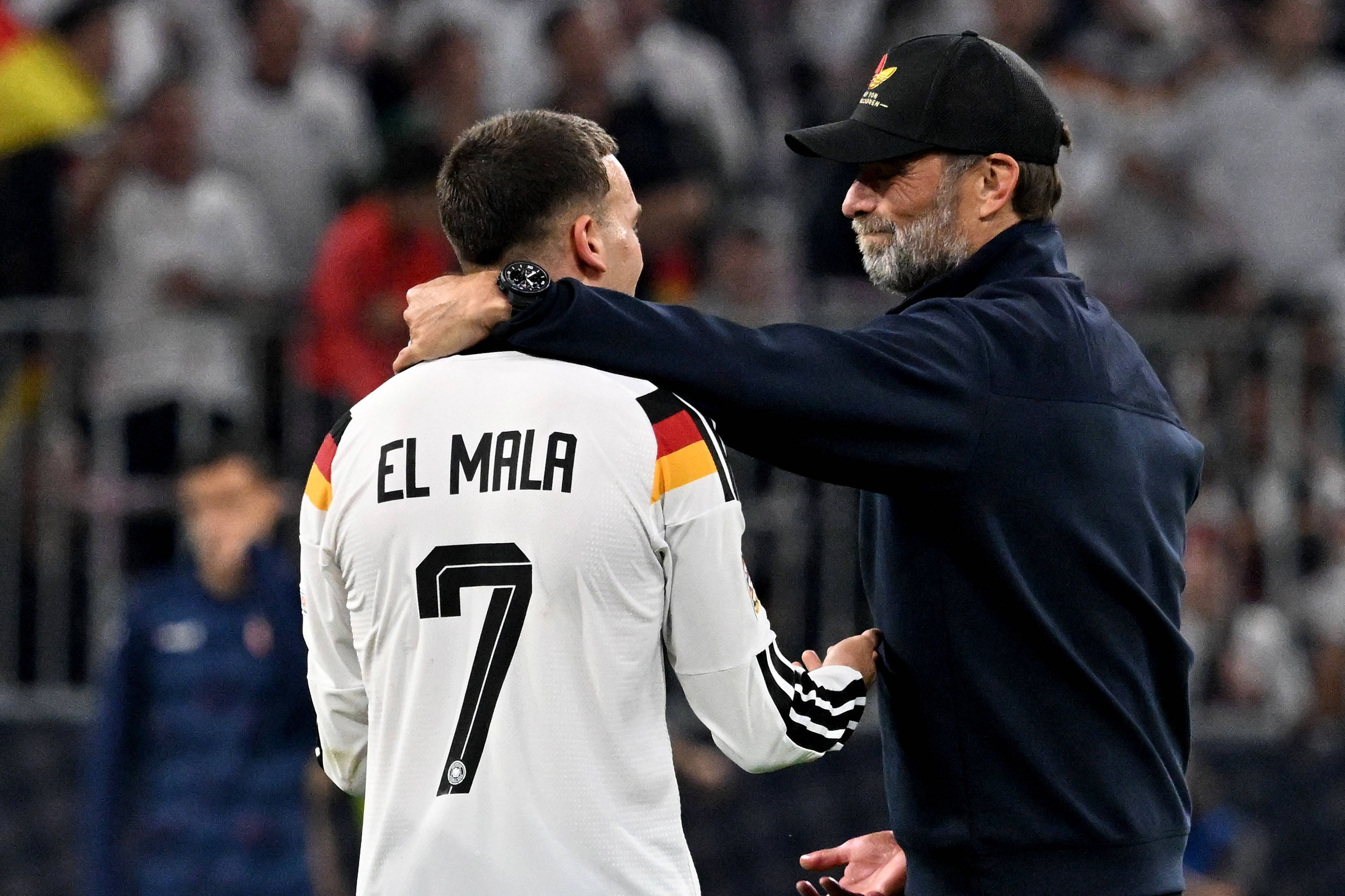 Said El Mala und Jürgen Klopp unterhalten sich nach dem Spiel.