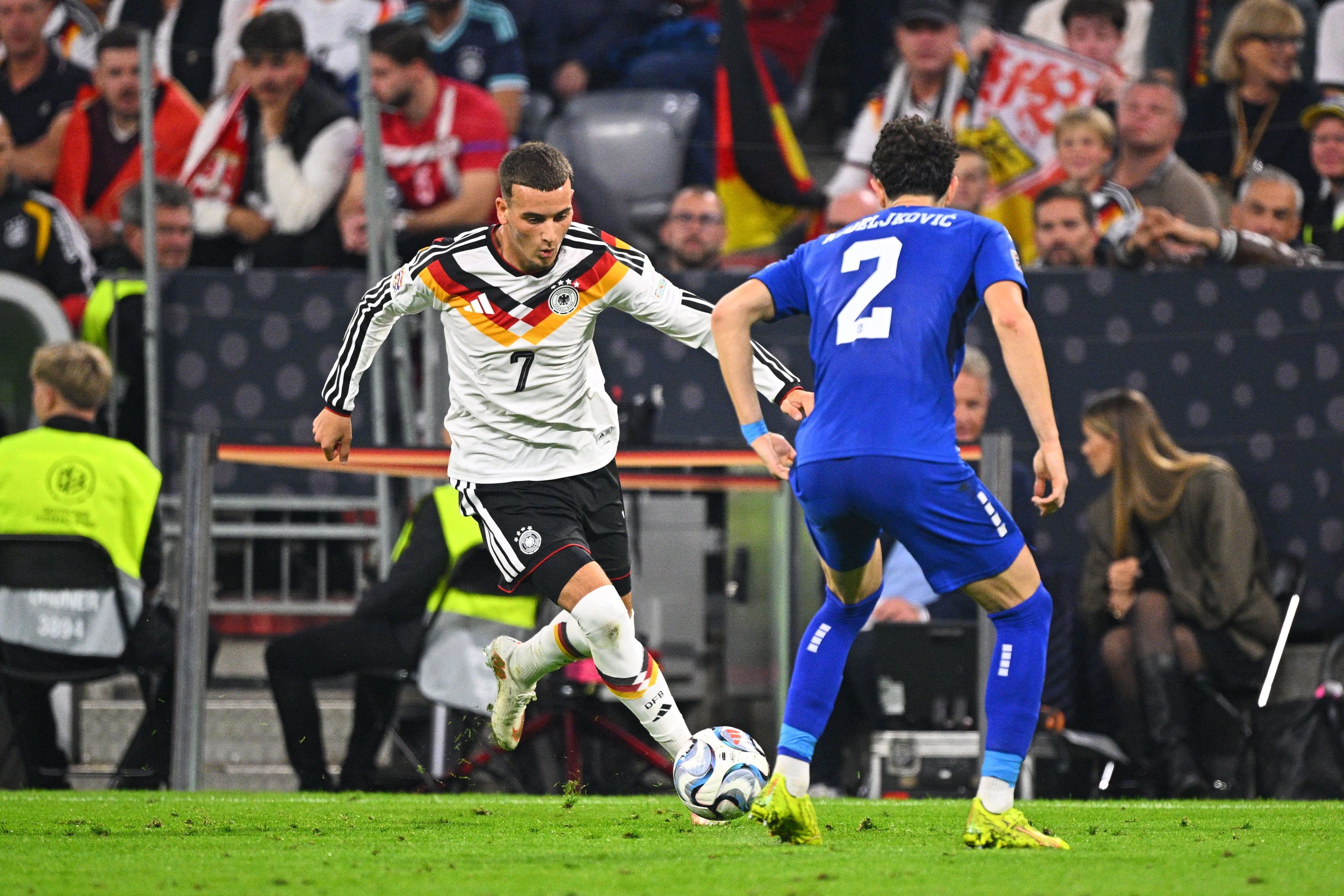 Said El Mala geht gegen einen Serben ins Dribbling.