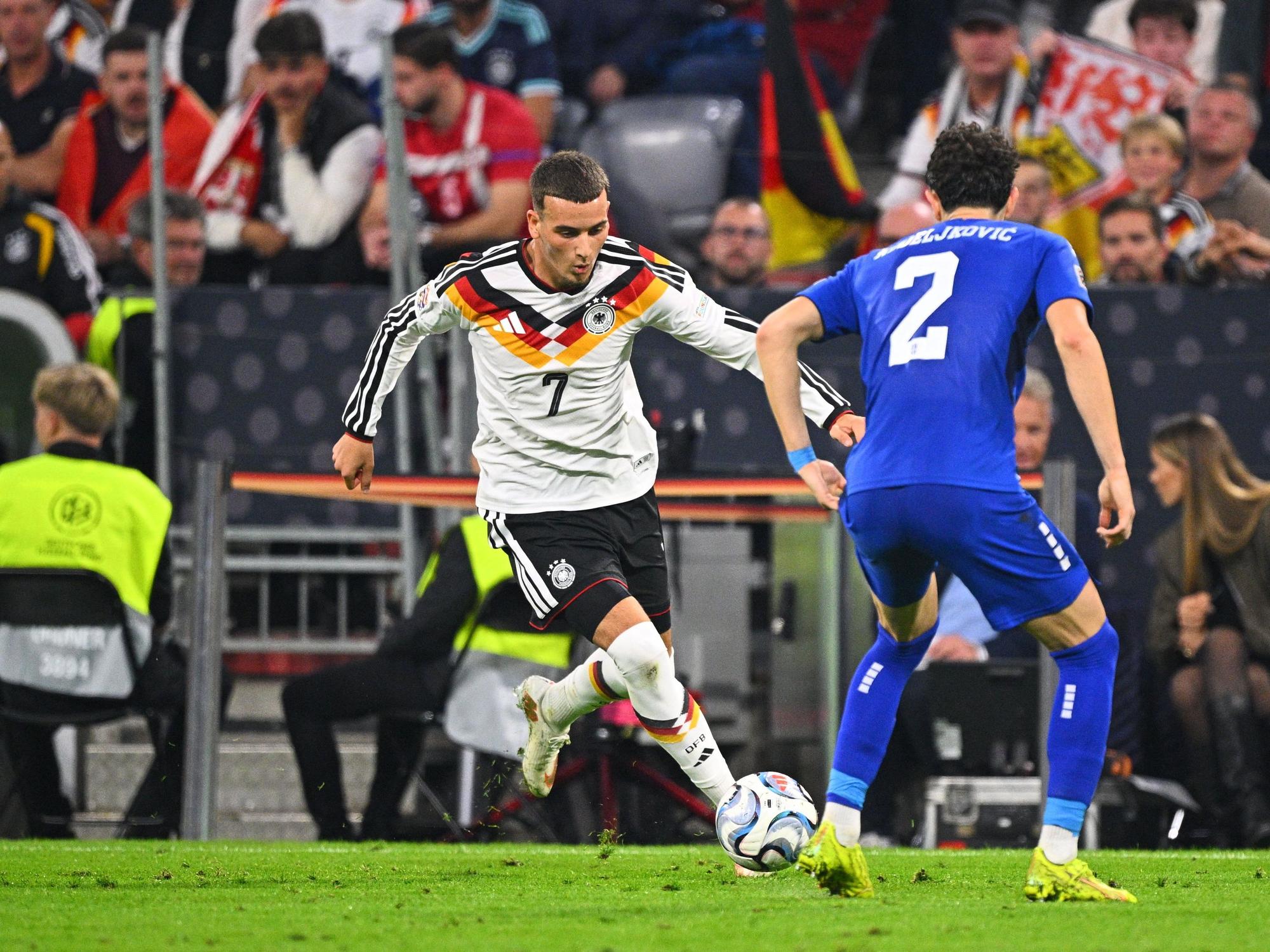 Said El Mala geht gegen einen Serben ins Dribbling.