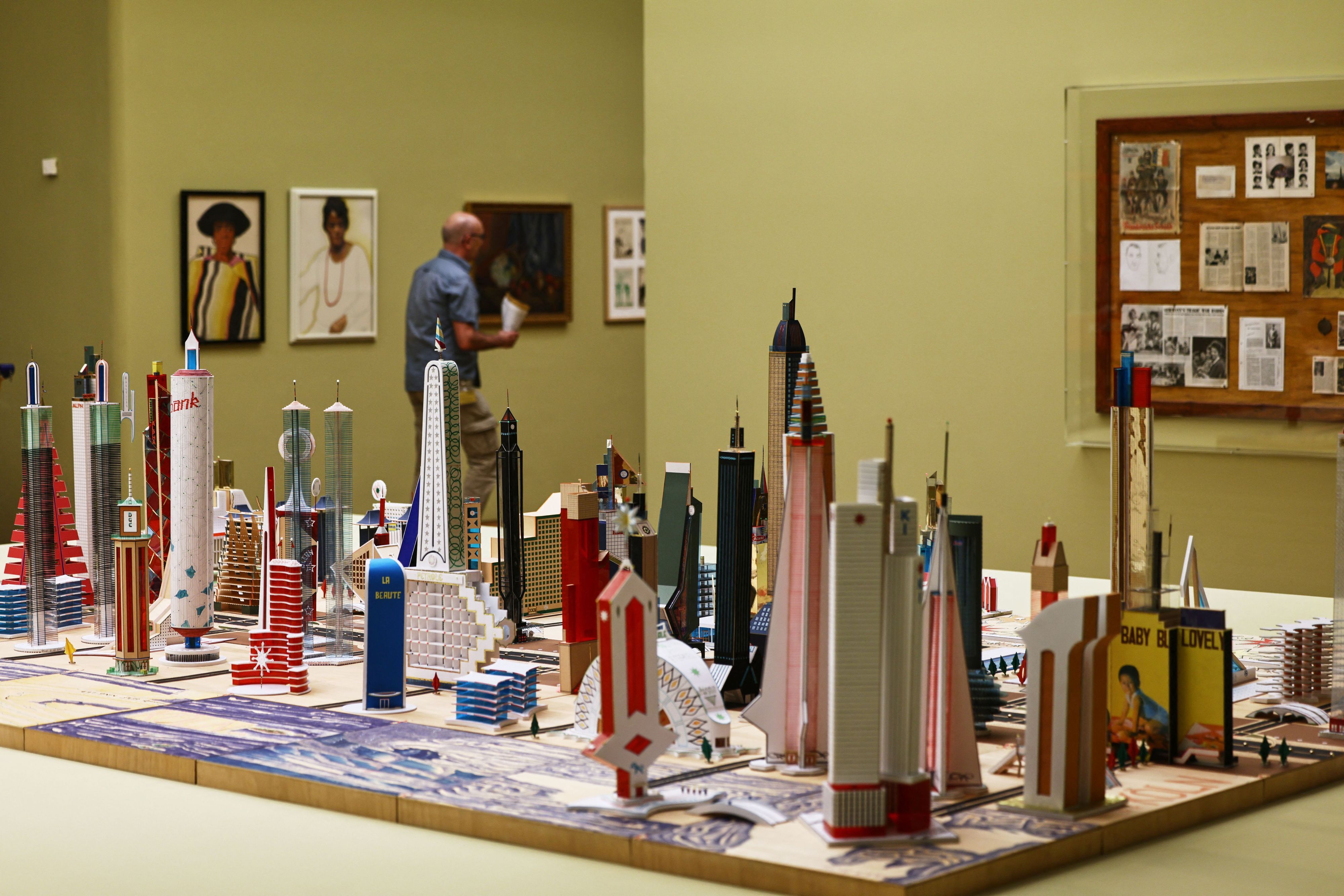 Eine Installation von Bodys Isek Kingelez aus Papier und Karton steht in der Ausstellung "Along the Color Line - Spuren einer transatlantischen Moderne". Diese ist vom 03.10.2026 bis zum 07.03.2027 im Museum Ludwig zu sehen.