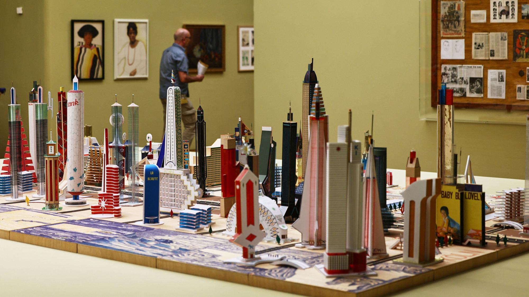 Eine Installation von Bodys Isek Kingelez aus Papier und Karton steht in der Ausstellung "Along the Color Line - Spuren einer transatlantischen Moderne". Diese ist vom 03.10.2026 bis zum 07.03.2027 im Museum Ludwig zu sehen.