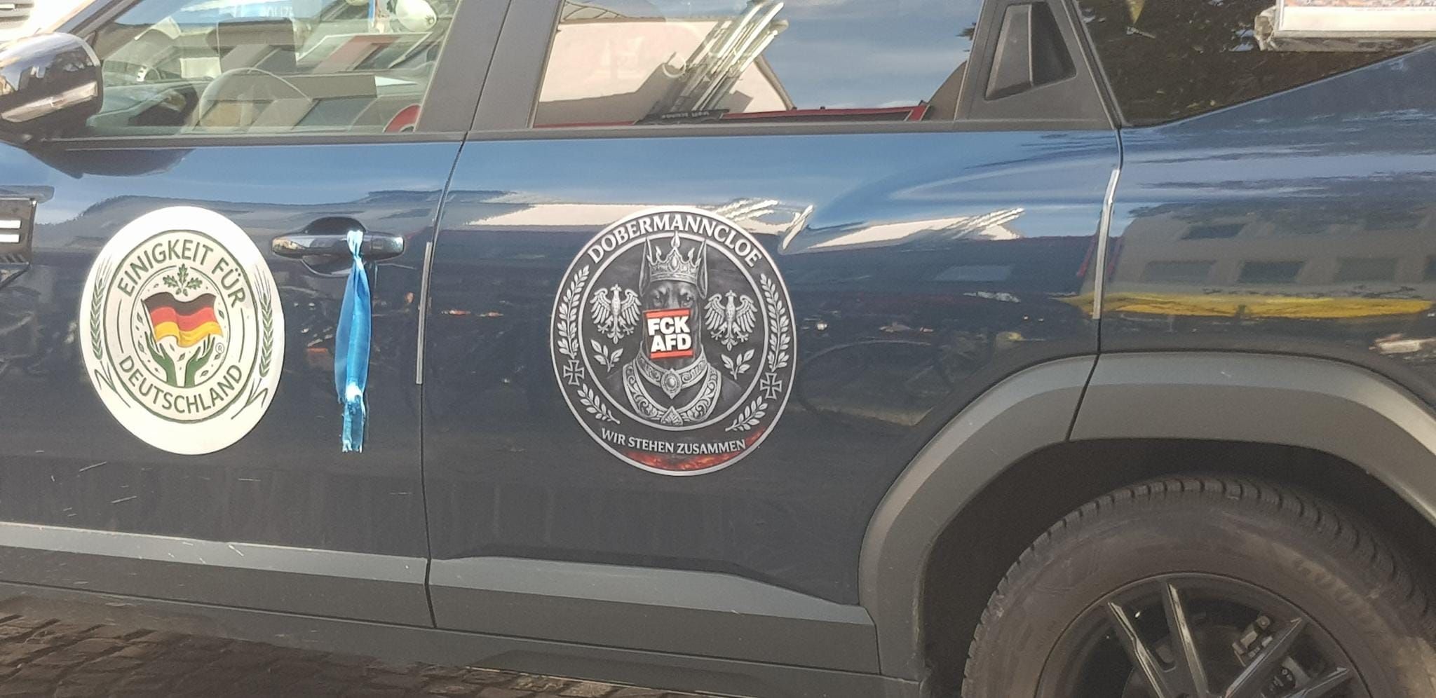 Das Auto eines AfD-Anhängers wurde in Köln mit einem Aufkleber versehen.