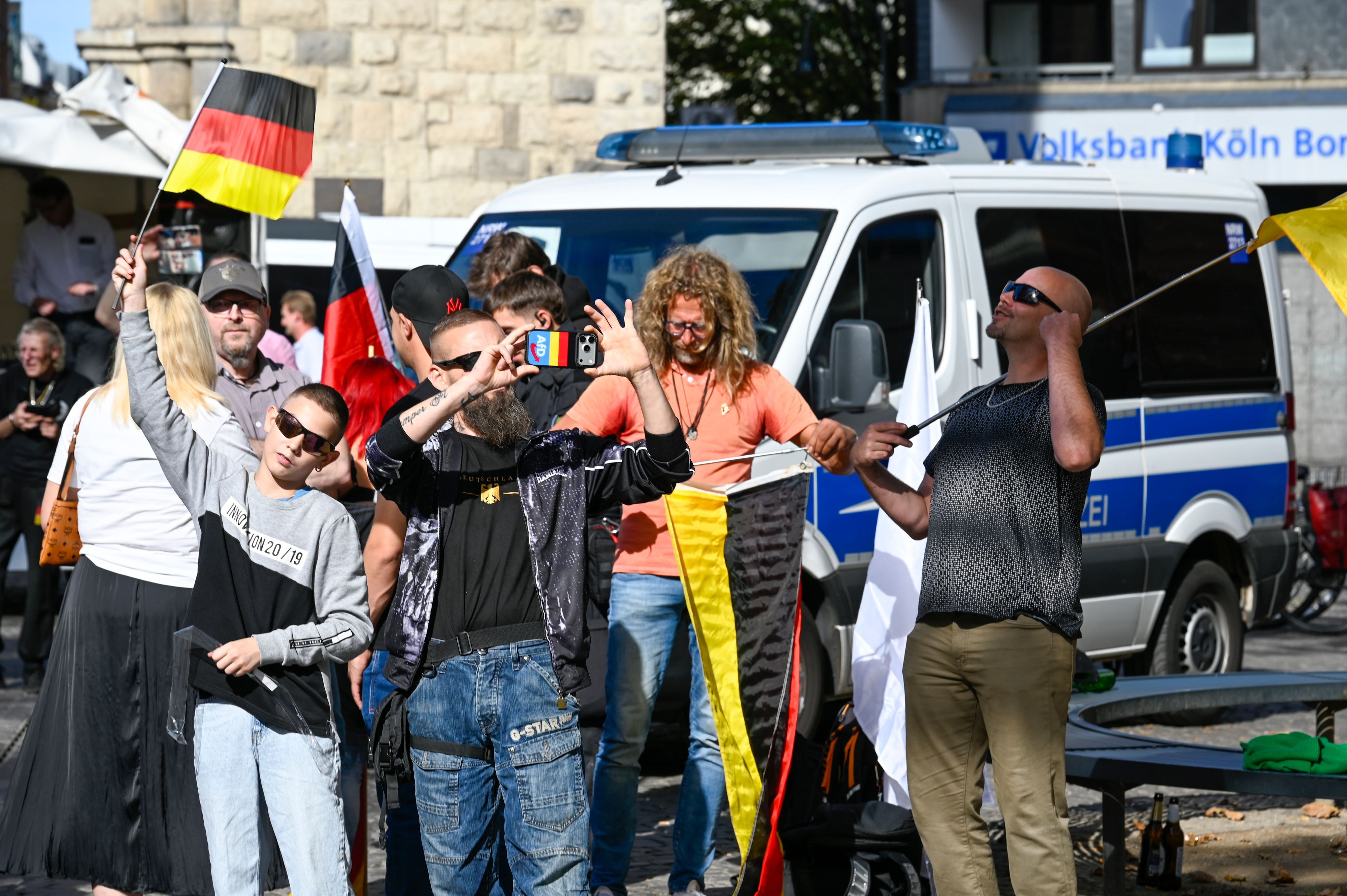 Die rechtsradikalen Demonstranten sind in der Minderheit.