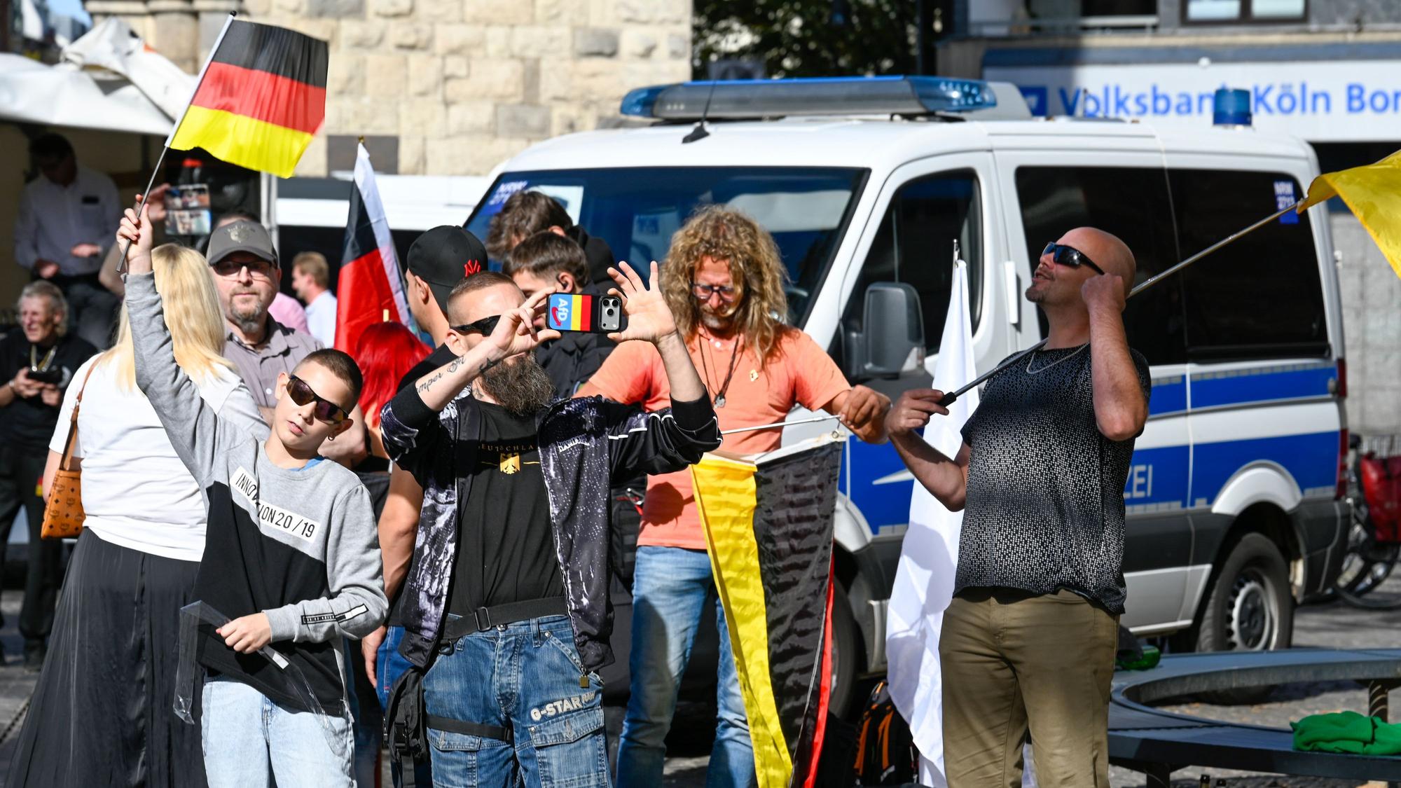 Die rechtsradikalen Demonstranten sind in der Minderheit.