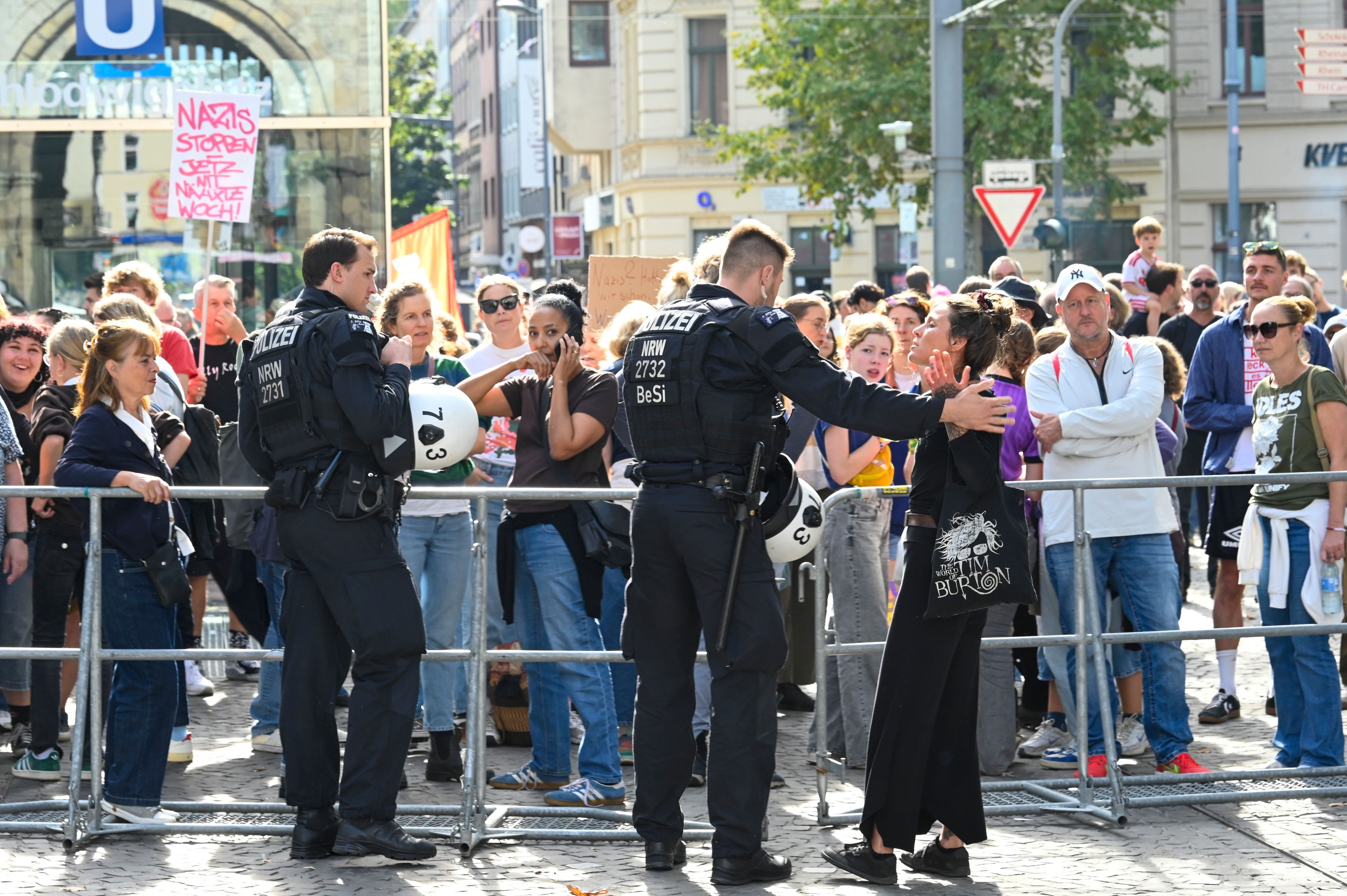 Einige Gegendemonstranten diskutierten mit der Polizei.