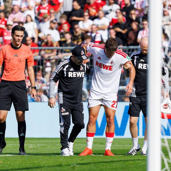 Nach seiner Verletzung wird Thijs Dallinga beim 1. FC Köln verletzt vom Feld gebracht.