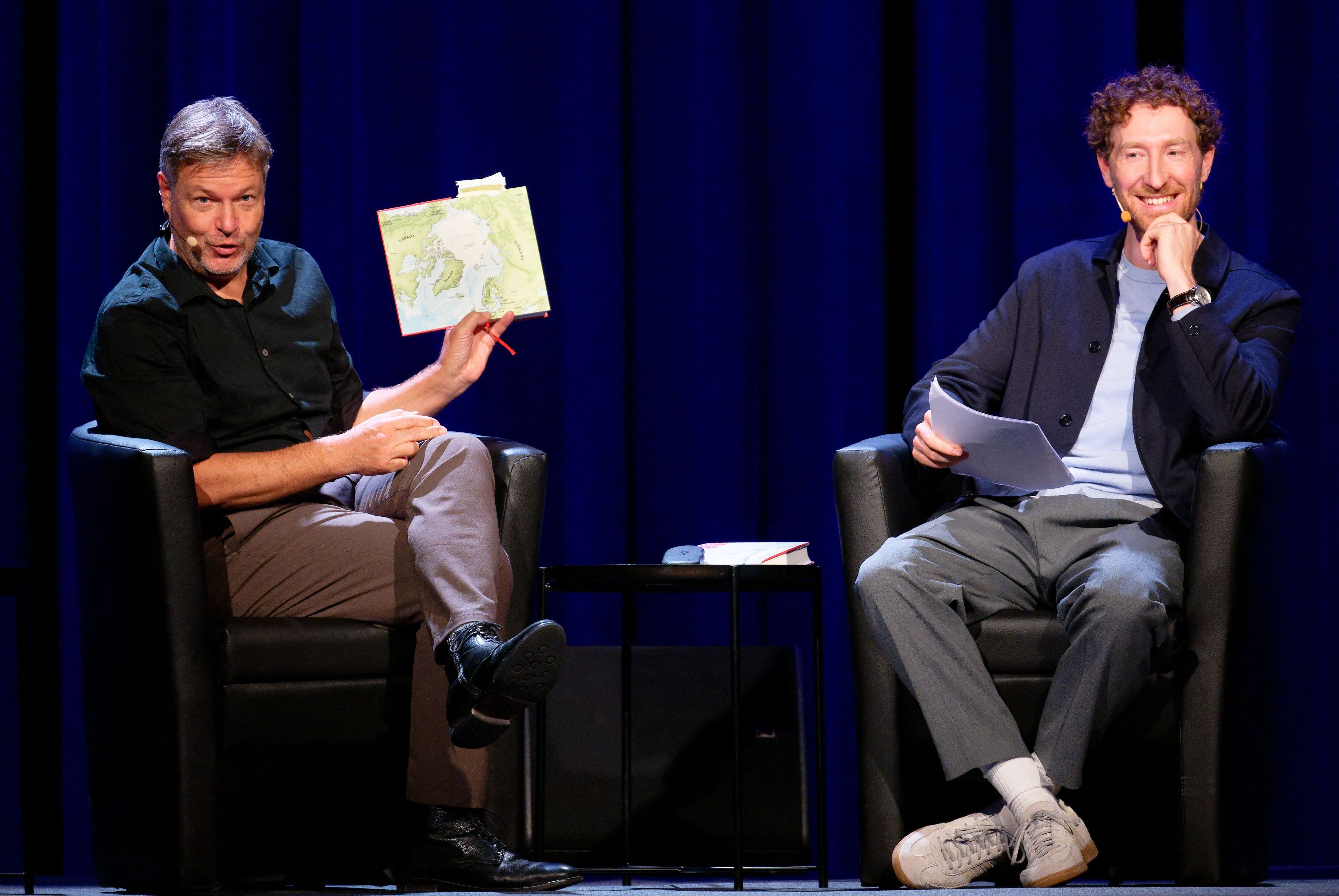 Robert Habeck (l.) und Moderator Louis Klamroth sitzen bei der Vorstellung von Habecks neuem Buch im Rahmen der LitCologne auf der Bühne.