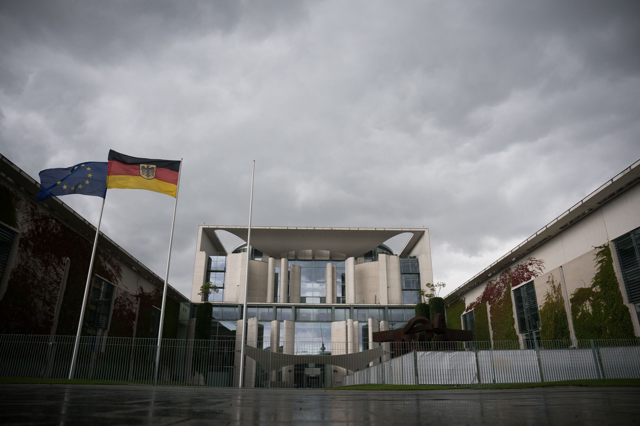 Kanzleramt unter Wolken