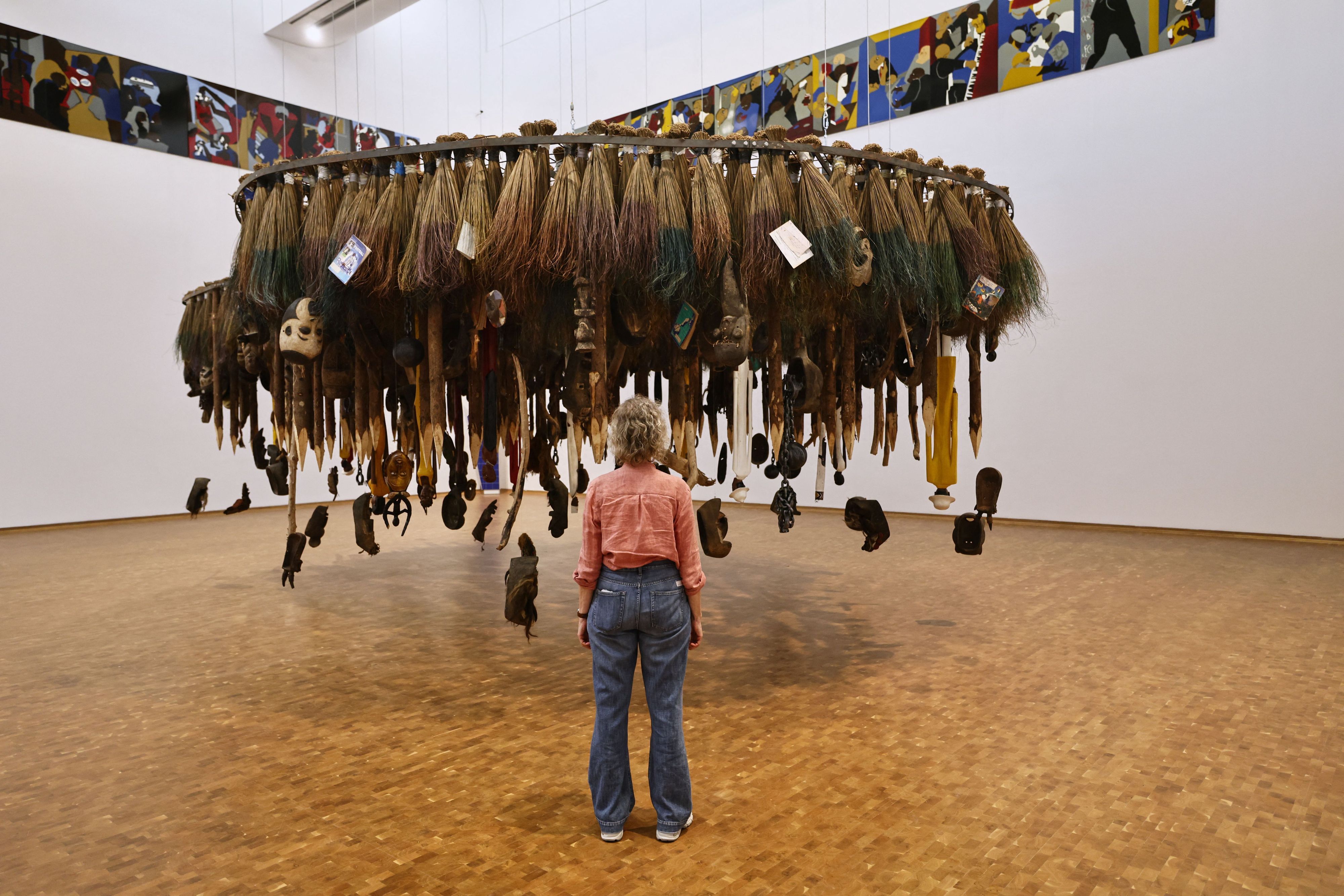 Eine Frau steht vor der Installation „Things fall apart“ von Pascale Marthine Tayou in der Ausstellung «Along the Color Line - Spuren einer transatlantischen Moderne». Die Ausstellung ist vom 03.10.2026 bis zum 07.03.2027 im Museum Ludwig zu sehen.