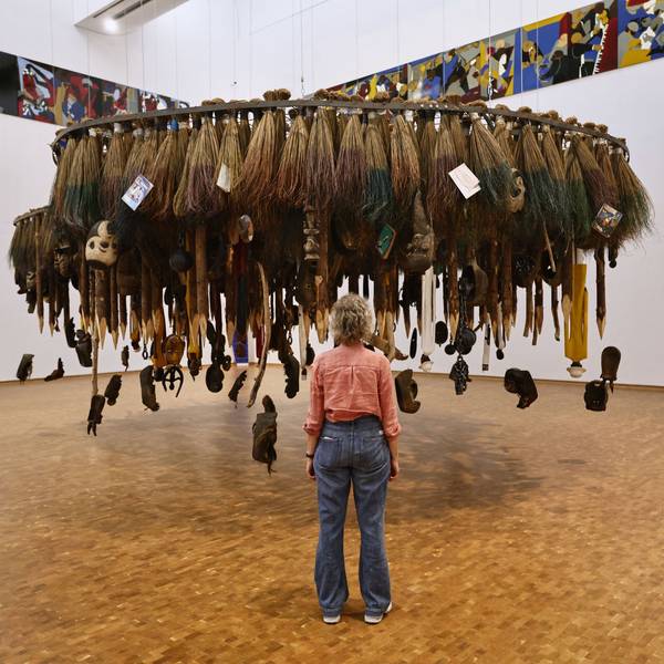 Eine Frau steht vor der Installation „Things fall apart“ von Pascale Marthine Tayou in der Ausstellung «Along the Color Line - Spuren einer transatlantischen Moderne». Die Ausstellung ist vom 03.10.2026 bis zum 07.03.2027 im Museum Ludwig zu sehen.