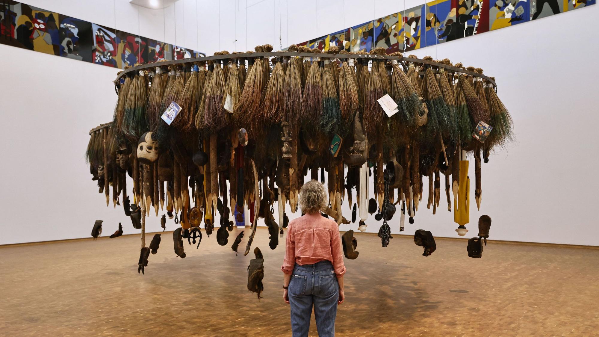 Eine Frau steht vor der Installation „Things fall apart“ von Pascale Marthine Tayou in der Ausstellung «Along the Color Line - Spuren einer transatlantischen Moderne». Die Ausstellung ist vom 03.10.2026 bis zum 07.03.2027 im Museum Ludwig zu sehen.