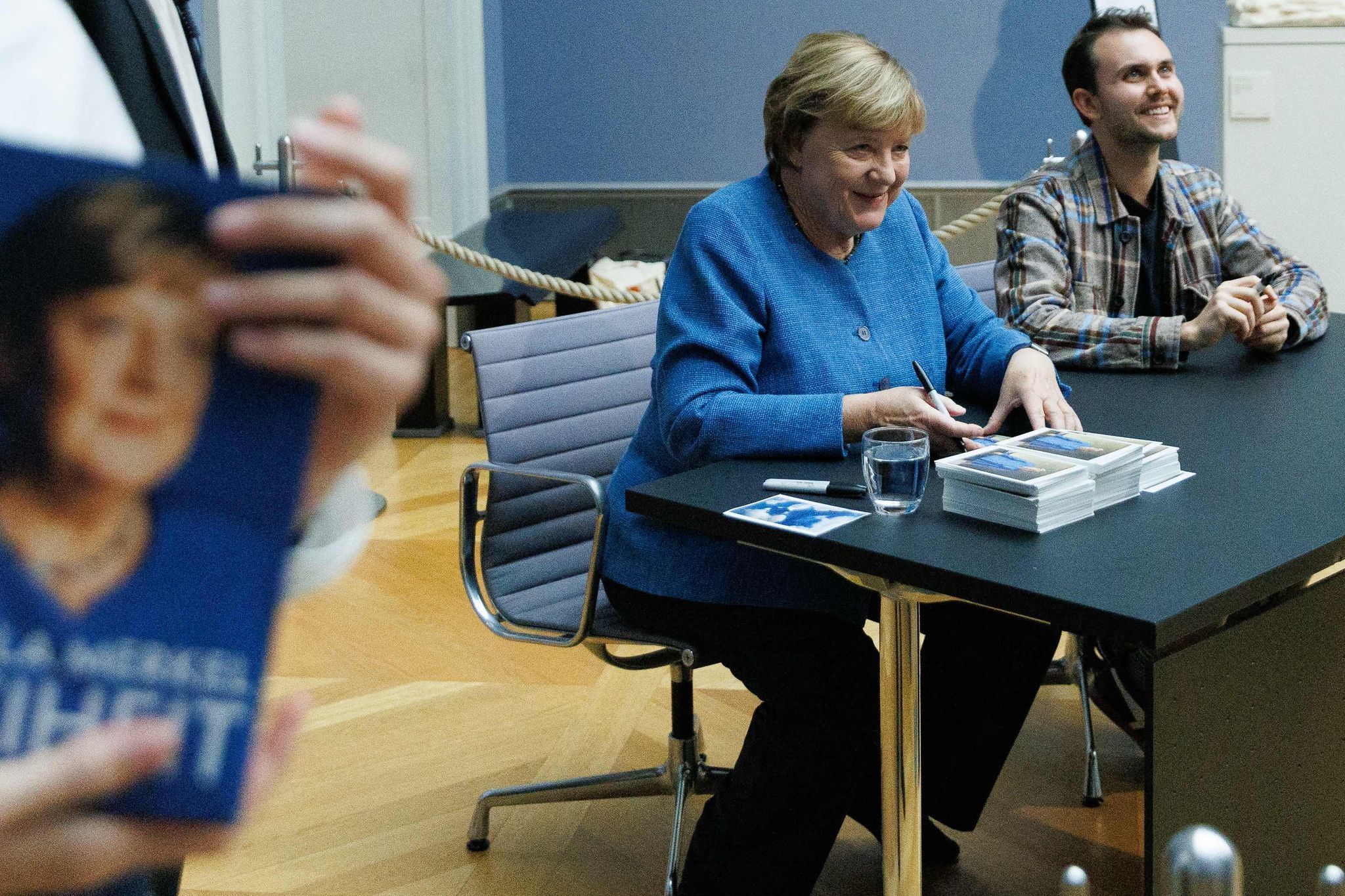 Bundeskanzlerin a.D. Merkel signiert Kunstpostkarten