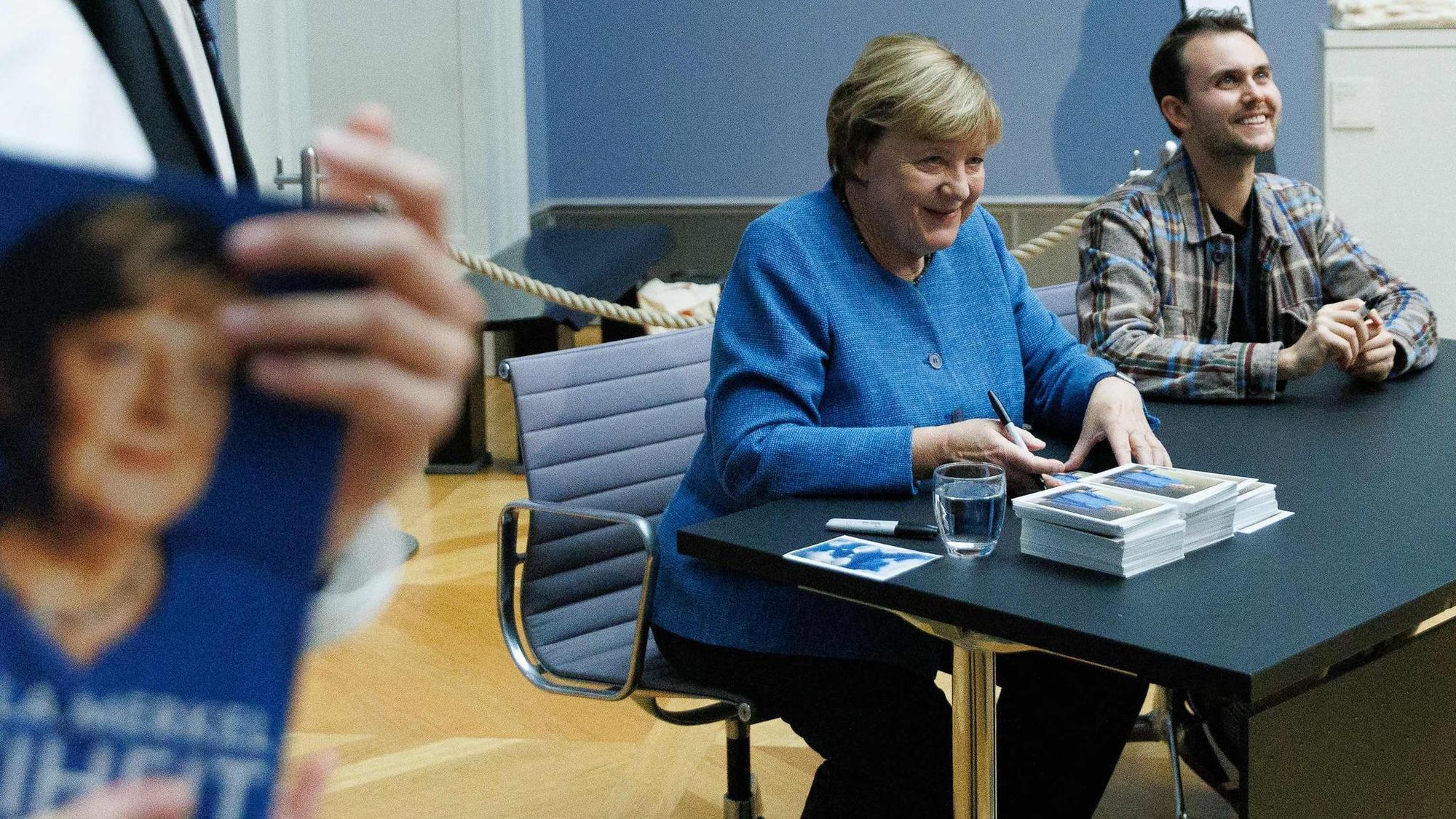 Bundeskanzlerin a.D. Merkel signiert Kunstpostkarten