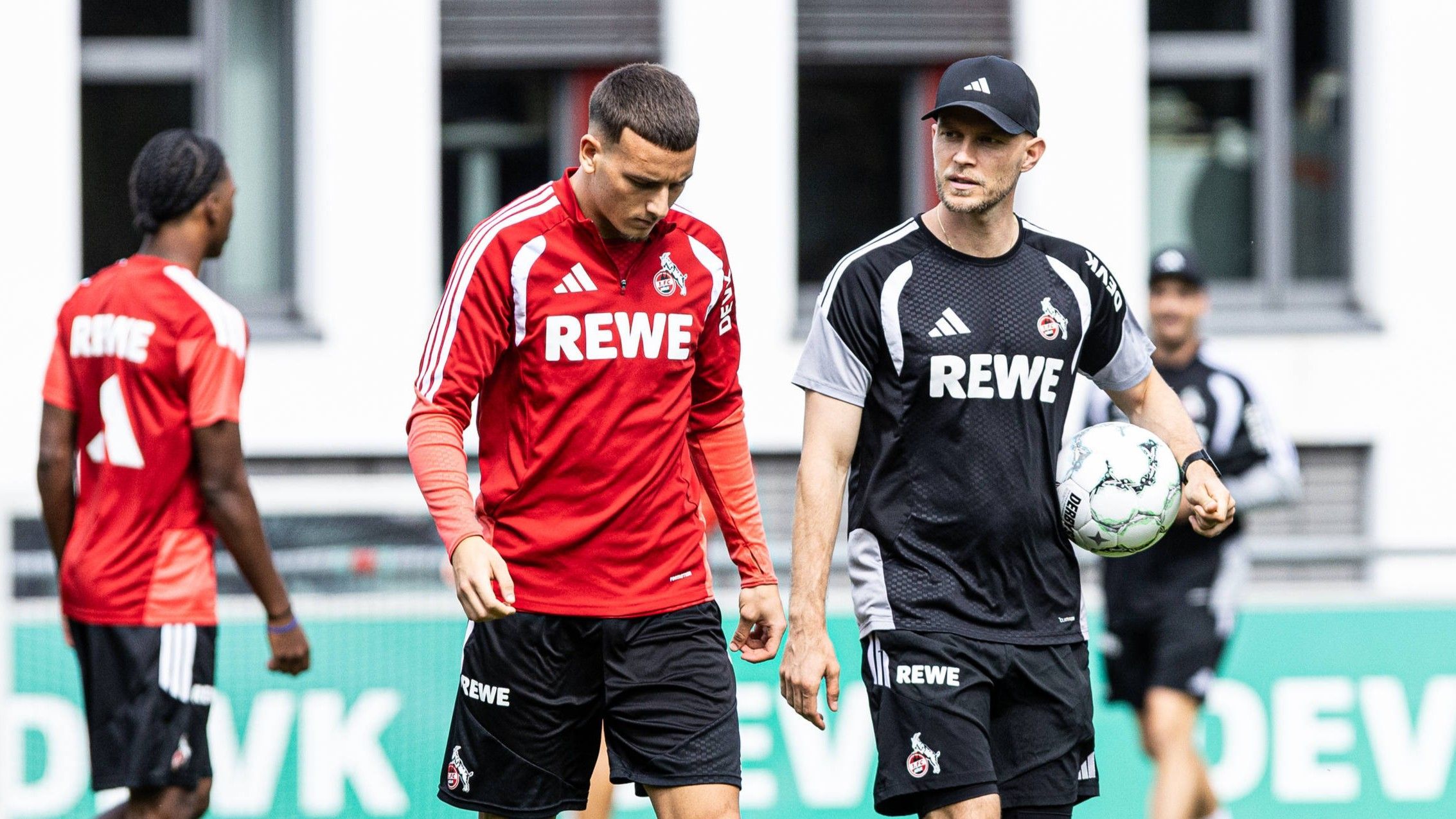 FC-Trainer René Wagner und Said El Mala sprechen am Rande des FC-Trainings miteinander.