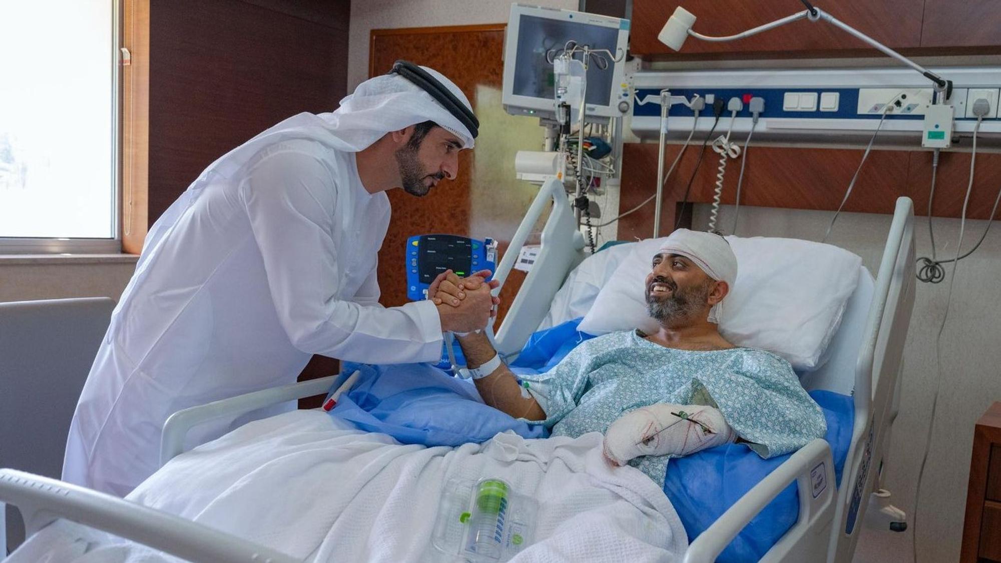 Auf diesem Foto, das vom Medienbüro der Regierung von Dubai zur Verfügung gestellt wurde, besucht der Kronprinz von Dubai, Scheich Hamdan bin Mohammed bin Rashid Al Maktoum (l.), den verletzten indischen Flydubai-Kapitän Smit Machchhar in einem Krankenhaus in Abu Dhabi.