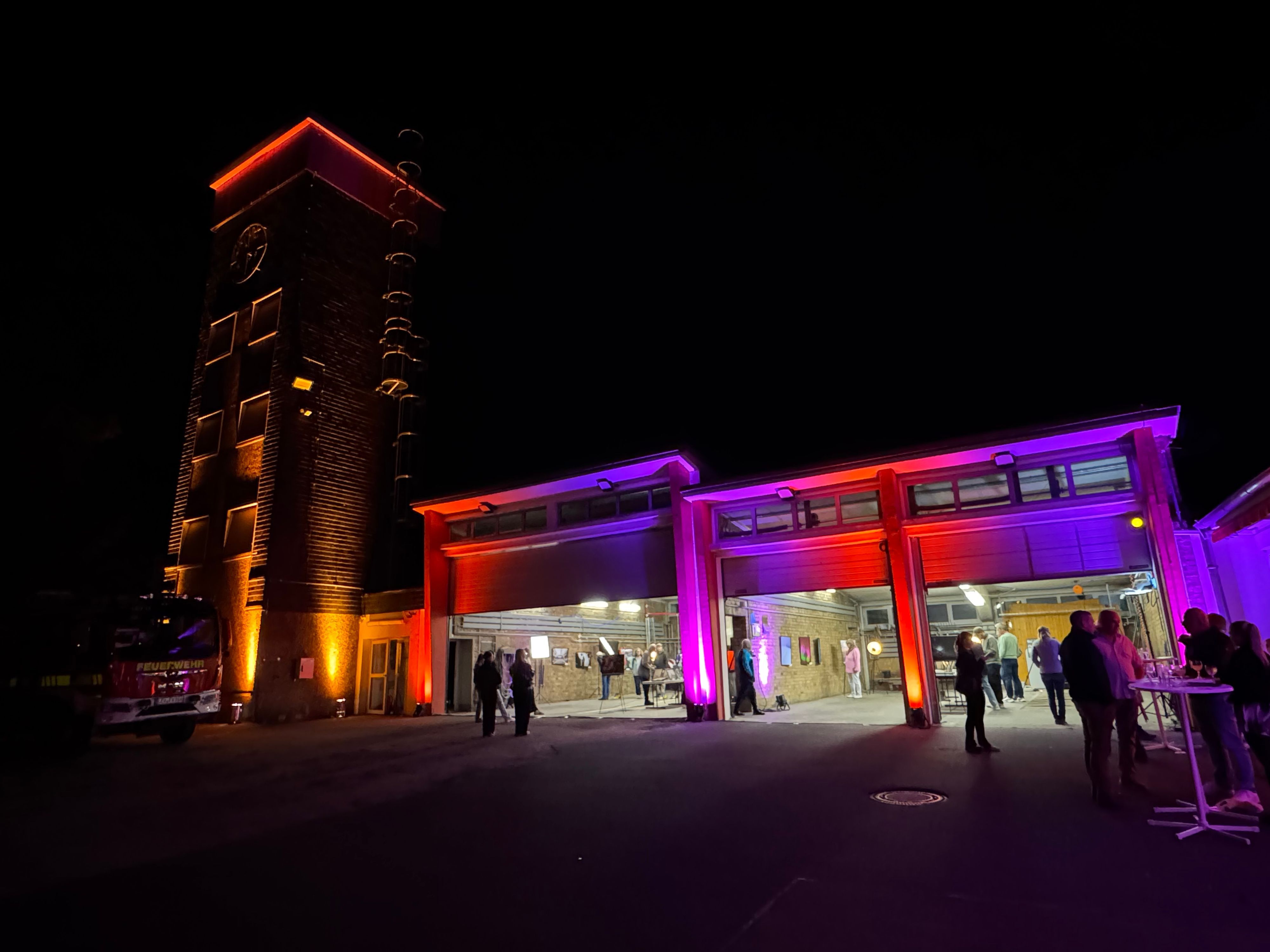 Die Feuerwache in Schlebusch in buntem Licht