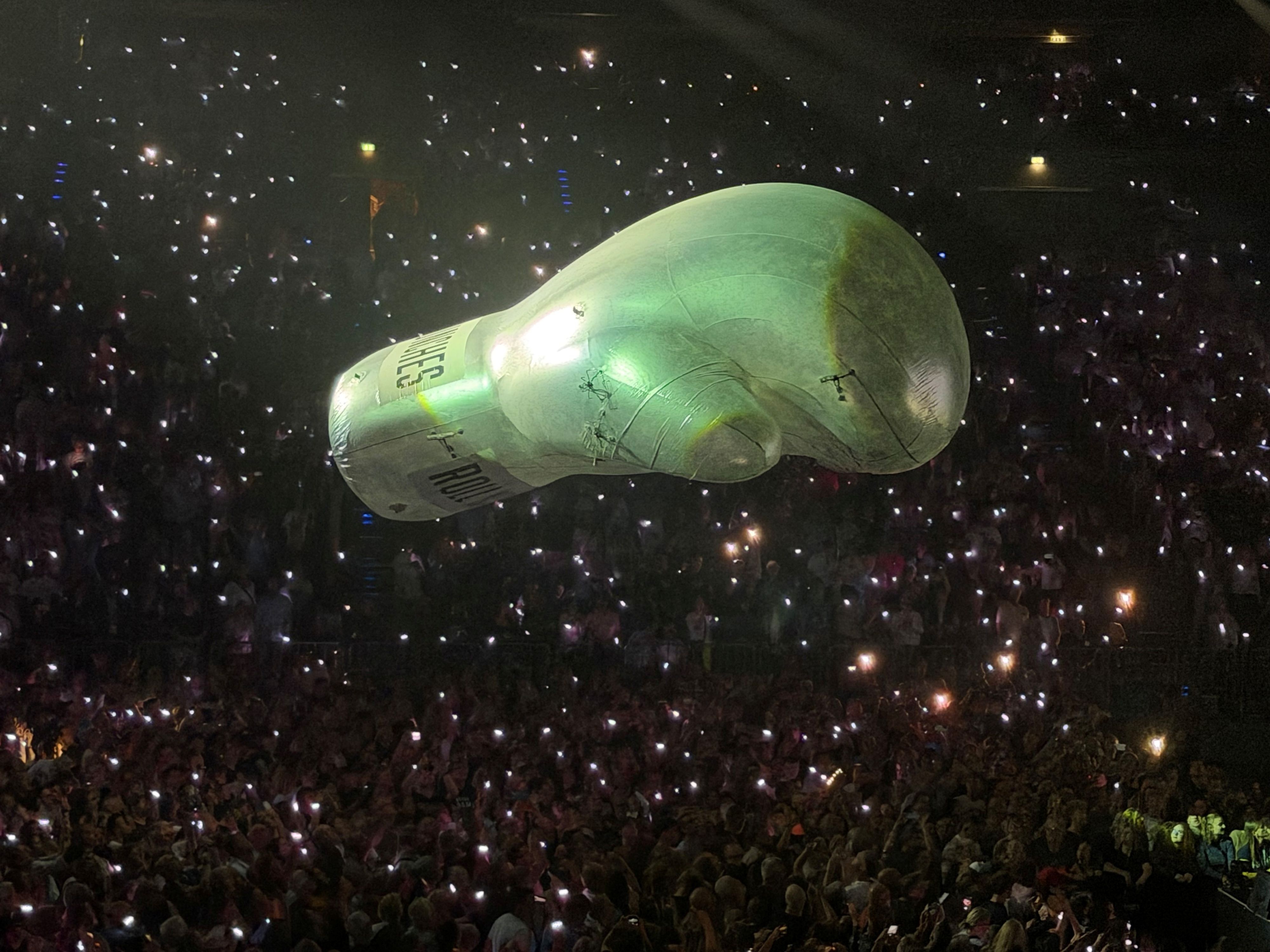 Ein Boxhandschuh fliegt beim Bryan-Adams-Konzert durch die Halle.