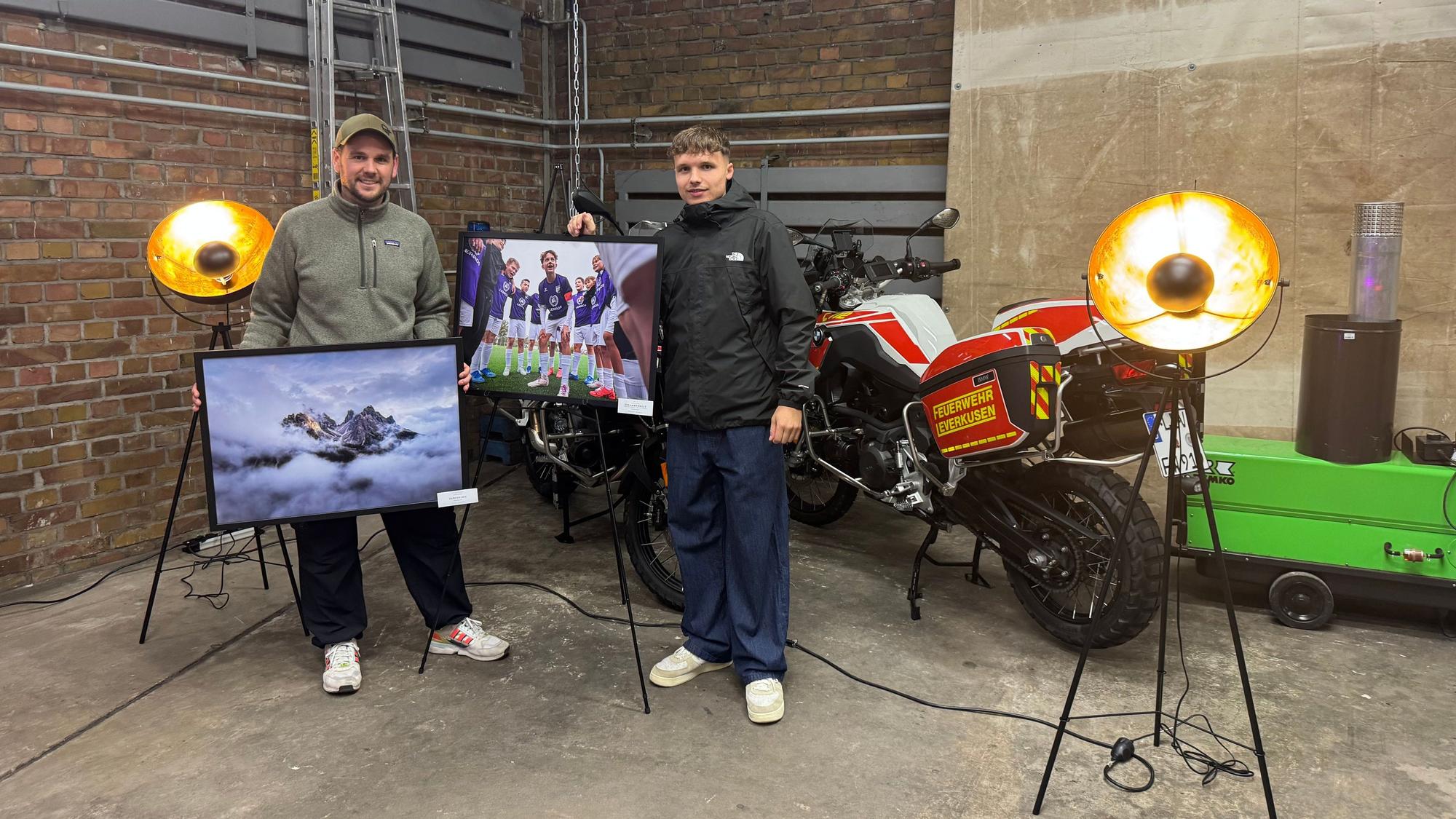 Sven Janyga und Dominik Scholz mit Fotos
