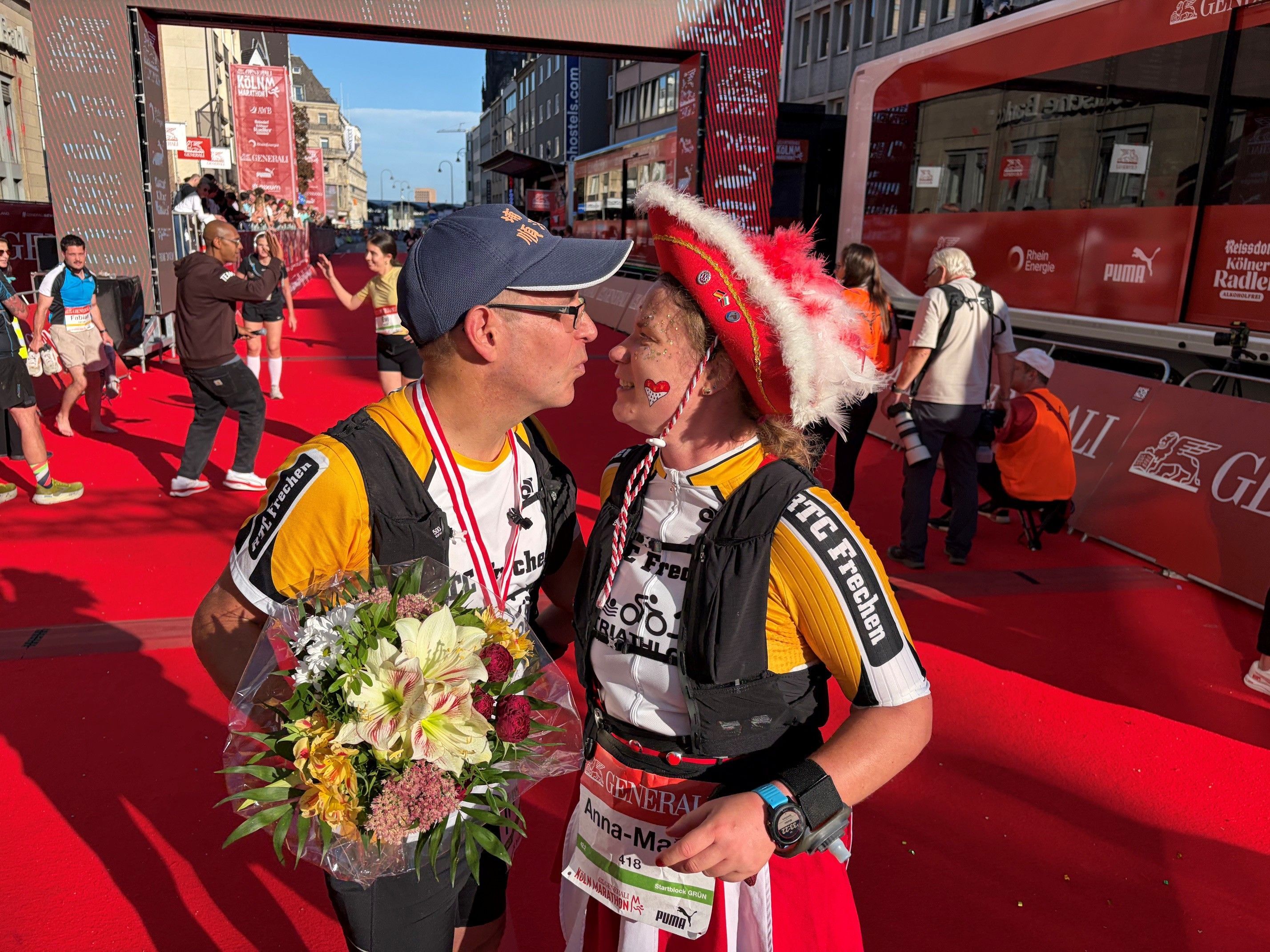 Lauf mir mir durchs Leben: Anna-Maria Bauer macht ihrem Freund Thomas Junk im Ziel einen Heiratsantrag.