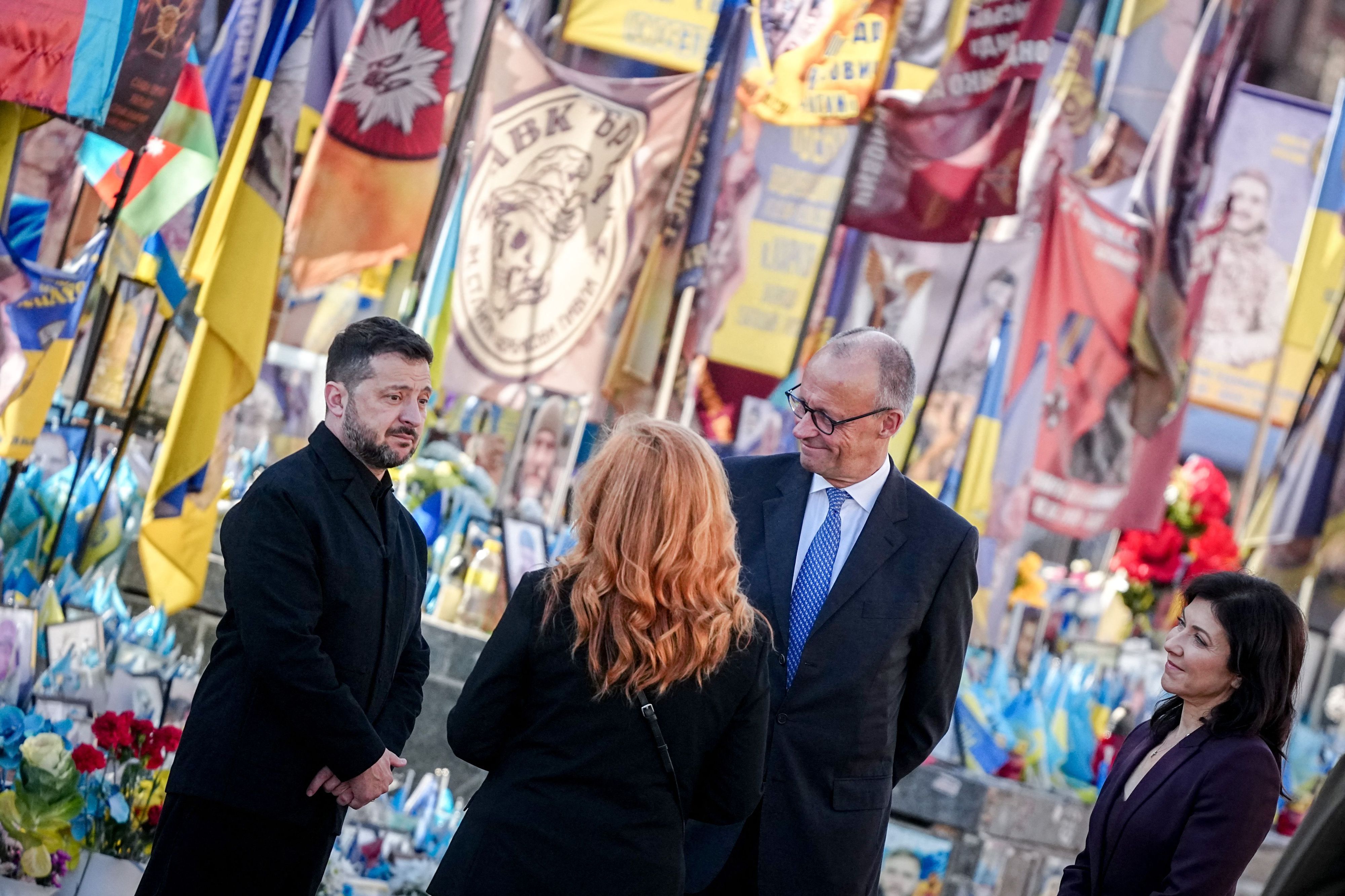 04.10.2026, Ukraine, Kiew: Bundeskanzler Friedrich Merz (M, CDU) und Wolodymyr Selenskyj (l, Präsident der Ukraine, und Katherina Reiche (r, CDU), Bundesministerin für Wirtschaft und Energie, gedenken am Maidan, dem Unabhängigkeitsplatz, den im Krieg mit Russland gefallenen ukrainischen Soldaten. Foto: Kay Nietfeld/dpa +++ dpa-Bildfunk +++
