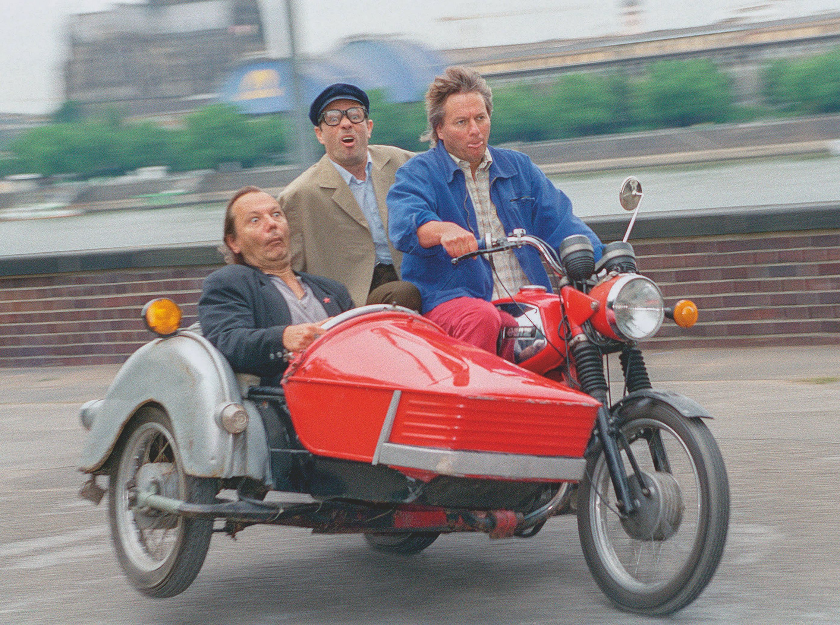 Jürgen Becker (vorne) hat schon früher gerne Gas gegeben. Mit Herbert Knebel (Mitte) und Wilfried Schmickler.