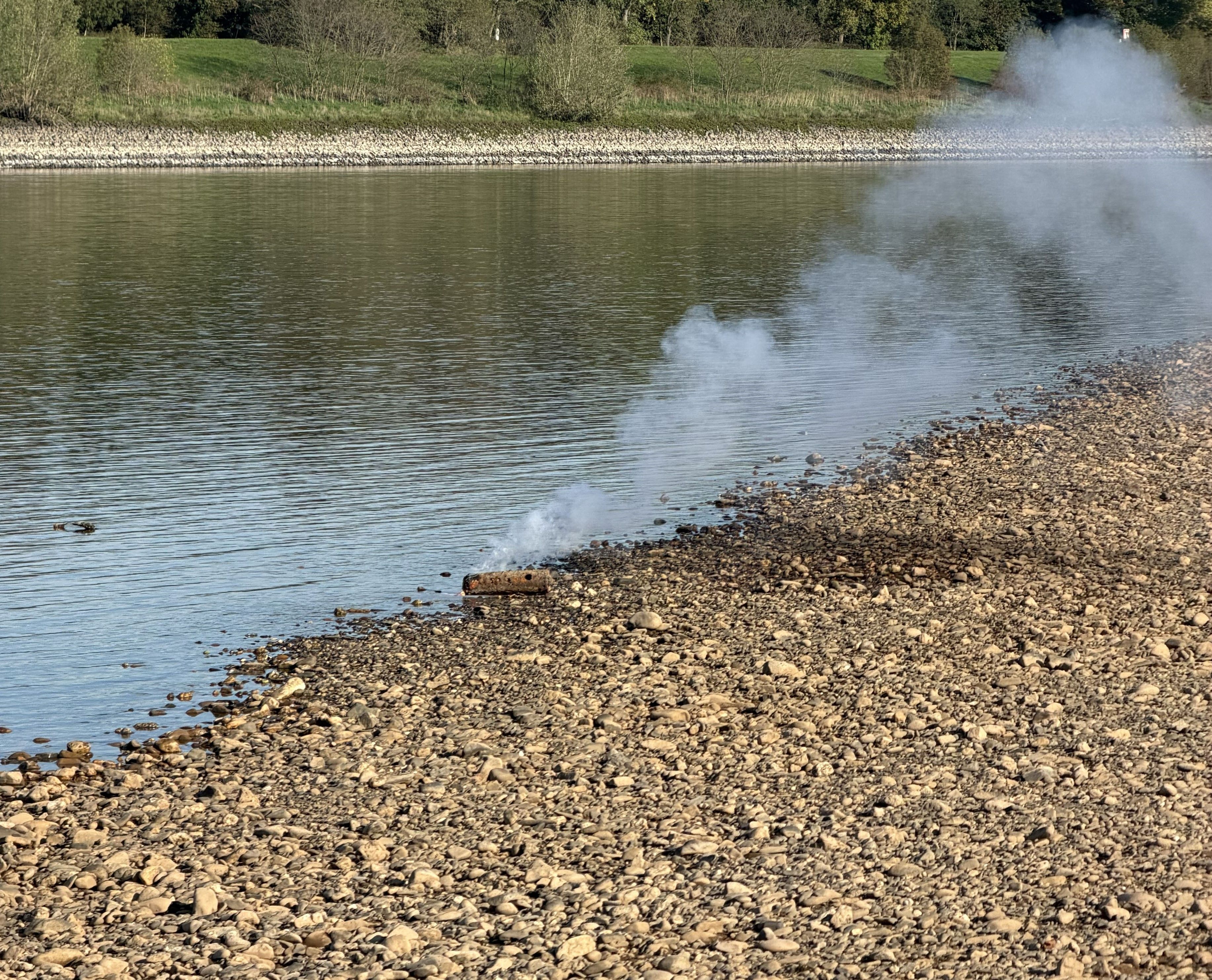 Brennende Phosphor-Brandbombe am Rheinufer in Neuss.