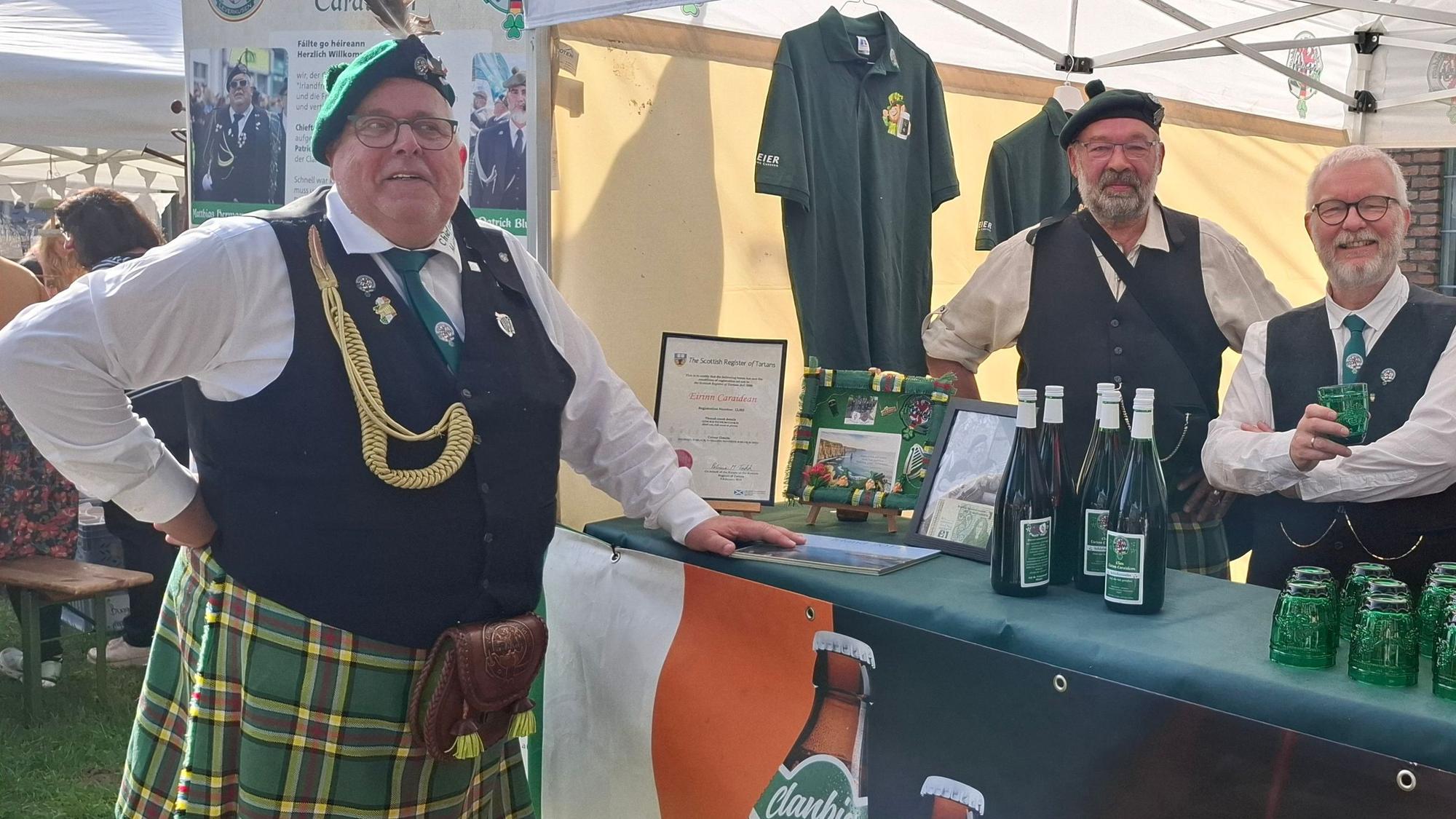 Leute vom irischen Clan Èirinn Caraidean