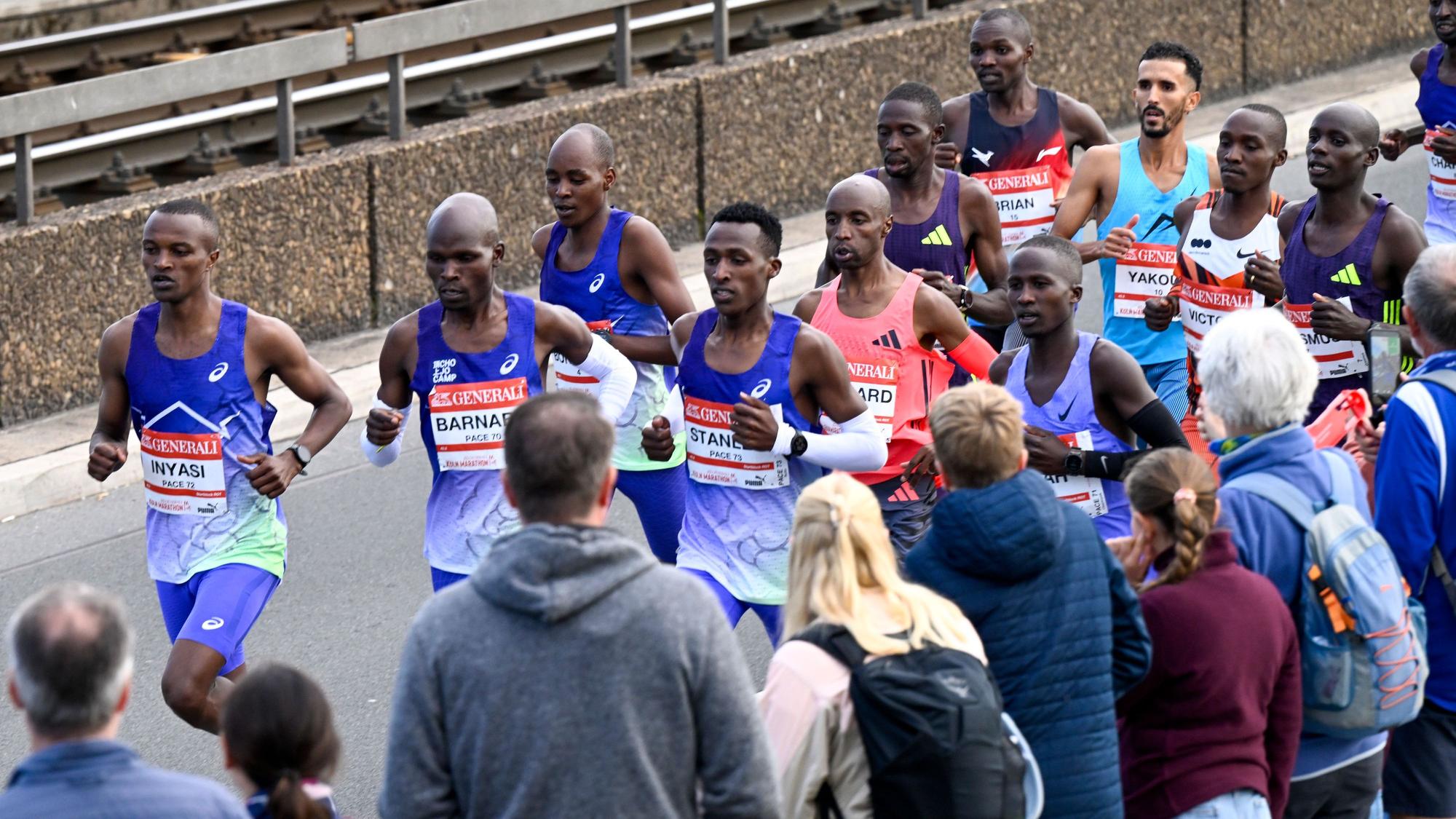 04.10.2026, Köln: Die Spitzengruppe läuft voran. Am 28. Generali Köln Marathon nehmen 41.000 Läuferinnen und Läufer teil. Foto: Uwe Weiser